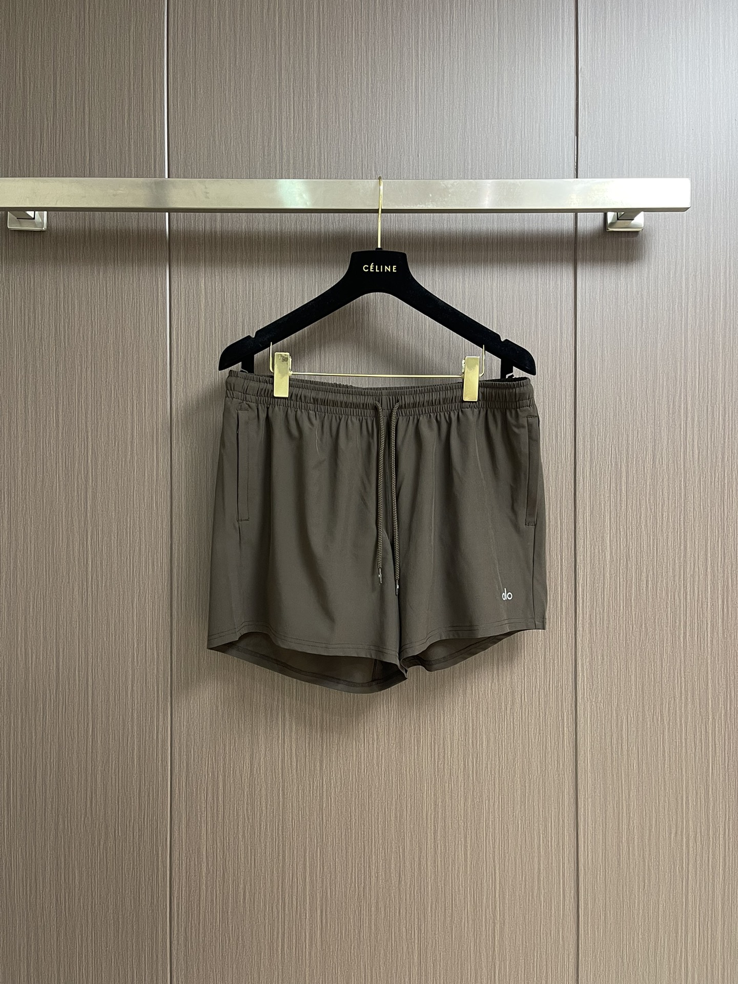 NO:451522,alo 2025ss Spring and Summer New Jogging Speed ​​Dry Shorts, the most casual fashion aesthetic, original pants with casual and versatile upper body, casual and lazy style, high-end custom quick-drying fabric, customized craftsmanship, classic logo simple, comfortable and comfortable. High-end and atmospheric, can match all T-shirts. Size S-XL S-Size 51.5cm long waist 78cm hip circumference 106cm M-Size trousers 53cm waist 84cm hip circumference 112cm L-Size trousers 54.5cm waist circumference 90cm hip circumference 118cm XL-Size trousers 56cm waist circumference 94cm hip circumference 124cm, shorts,tees,t-shirt,alexander wang19860909alo 2025ss春夏季新款慢跑速干短裤,最休闲的时尚美学,原版裤型上身休闲百搭、随性慵懒范,高级定制速干面料,订制工艺 经典logo简约,舒适感爆棚.高端大气,可通搭一切T恤.尺码S-XL S码裤长51.5cm 腰围78cm 臀围106cm M码裤长53cm 腰围84cm 臀围112cm L码裤长54.5cm 腰围90cm 臀围118cm XL码裤长56cm 腰围94cm 臀围124cm,,shorts,tees，t-shirt,alexander wang,Men's clothing