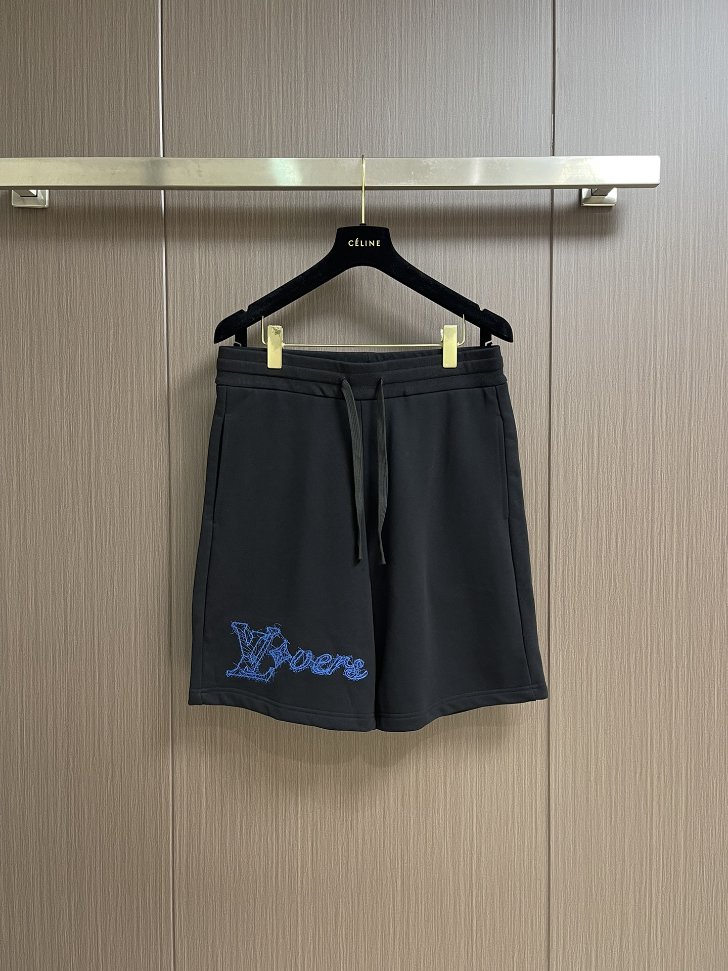 NO:451526,LV 2025ss new embroidered logo logo shorts, 100% wool coil fabric is soft and comfortable.  Intense 3D three-dimensional letter embroidery in front of the thigh, graphic logo logo, and exquisite embroidery in the back pocket.  Loose style.  The upper body is unrestrained, comfortable and breathable.  The same style for men and women!  Size S-XL, louis vuitton, shorts, alexander wang19860909LV 2025ss新款刺绣logo标识五分短裤,百分百毛线圈面料柔软舒适．大腿前精致3D立体字母经典字母刺绣,图形logo标识,后口袋精致刺绣．宽松版型．上身无束缚感,舒适透气．男女同款！尺码S-XL,,louis vuitton,shorts,alexander wang,Men's clothing