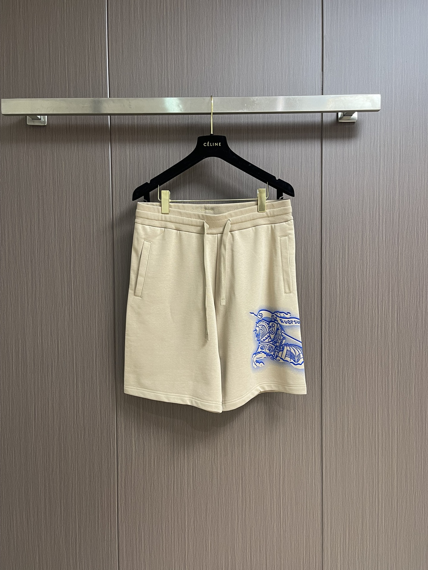 NO:451532,Burberry cotton war horse logo pattern shorts, light flip cotton fabric, with cotton fiber as the main raw material, the front is a smooth cotton surface, and the other side is fleece-tight, forming a delicate fleece surface, which is breathable, hygroscopic and soft. The waist is designed with elastic band, and is adjusted with drawstring. The elastic band at the waist is sewn with a tight line distance, making it more firm, flat and beautiful at the same time, taking into account good elasticity. There are pockets on both sides, and the pocket mouth is reinforced by knotting. The edge of the back patch pocket is sewn on the breech position by three-needle and four-line process, which enhances visual aesthetics and durability. Size S-XL, burberry, shorts, alexander wang19860909Burberry 棉质战马徽标图案短裤,选用轻盈的翻面绒棉质面料,以棉纤维为主要原料,正面是光滑的棉质表面,另一面经过起绒处理,形成细腻的绒毛表面,具有透气性,吸湿性和柔软性.腰部采用松紧带设计,搭配抽绳调节,运用橡筋车缝合腰部松紧带,线距紧密,使其更加牢固、平整和美观同时兼顾良好的弹性.两侧设有口袋,运用套结工艺加固袋口.后贴袋边缘处运用嵌车三针四线工艺缝制于臀位之上,强化视觉美观度和耐用性.尺码S-XL,,burberry,shorts,alexander wang,Men's clothing