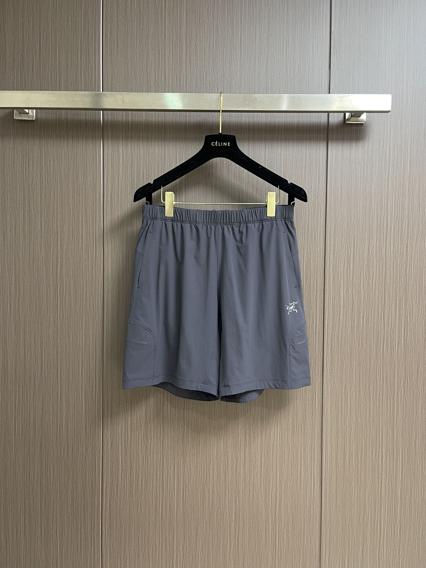 NO:437475,arcteryx 2025ss Spring and Summer New Men's Quick-Dry Shorts Outdoor Leisure, the most casual fashion aesthetic, original pants with casual and versatile upper body, casual and lazy style, high-end custom quick-dry fabric, customized craftsmanship logo craftsmanship, full of comfort. High-end and atmospheric, can match all T-shirts. Size M-3XL M-size trousers 46cm waist 74cm hip circumference 106cm L-size trousers 47cm waist 78cm hip circumference 110cm XL-size trousers 48cm waist 82cm hip circumference 114cm XXL-size trousers 49cm waist 86cm hip circumference 118cm XXXL-size trousers 50cm waist 90cm  hip circumference 122cm, arc'teryx, shorts,tees,t-shirt,alexander wang19860909arcteryx 始祖鸟2025ss春夏季新款男士速干短裤户外休闲,最休闲的时尚美学,原版裤型上身休闲百搭、随性慵懒范,高级定制速干面料,订制工艺 logo工艺,舒适感爆棚.高端大气,可通搭一切T恤.尺码M-3XL M码裤长46cm 腰围74cm 臀围106cm L码裤长47cm 腰围78cm 臀围110cm XL码裤长48cm 腰围82cm 臀围114cm XXL码裤长49cm 腰围86cm 臀围118cm XXXL码裤长50cm 腰围90cm 臀围122cm,arc'teryx,shorts,tees，t-shirt,alexander wang,Men's clothing