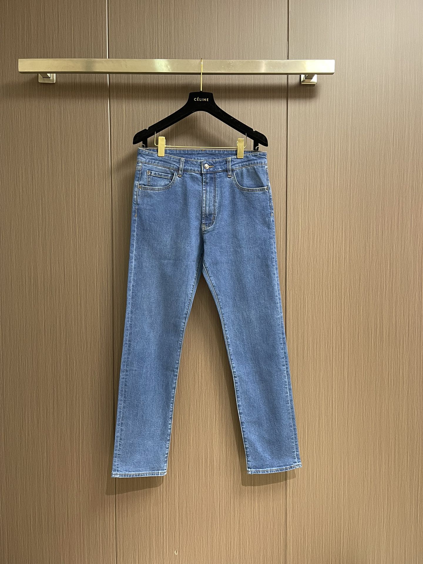 NO:437468,LP gauge denim texture is soft and dense, high-quality fabrics modify the leg lines, each needle and thread are a testimony to professional craftsmanship, classic five-bag design, timeless and practical, easy to match with refreshing or simple, creating a beautiful shape, size 32-33-34-35,,loro piana,alexander wang19860909LP 规版型牛仔质地柔软而密实,高品质面料修饰腿部线条,每一针每一线皆是对专业工艺的见证,经典五袋式设计,隽永实用,轻松搭配清爽或简单,打造靓丽造型,尺码32-33-34-35,,loro piana,alexander wang,Men's clothing