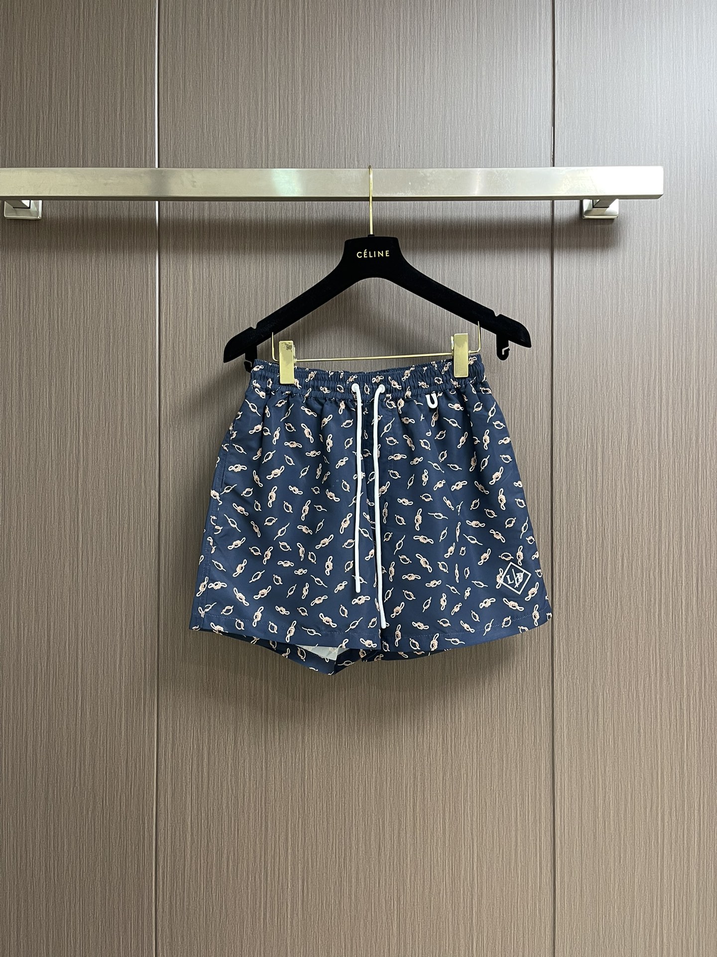 NO:451520,LP Loropiana knot printed beach pants, microfiber 100.0, elastic belt, with adjustable drawstring, front side pocket, rear pocket with flip cover and velcro strap, left leg with rubber logo, rubber drawstring with logo Size S-XL, loro piana, loro piana, alexander wang19860909LP Loropiana 绳结印花沙滩裤,超细纤维100.0,松紧腰带,配有可调节抽绳,前侧口袋,后口袋配有翻盖和魔术贴带,左腿饰有橡胶徽标,带徽标的橡胶拉绳 尺码S-XL,,loro piana,loro piana,alexander wang,Men's clothing