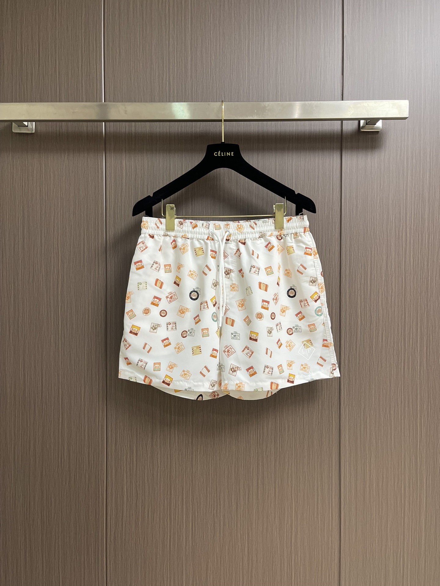 NO:451515,LP Loropiana stamp printed beach pants, microfiber 100.0, elastic belt, with adjustable drawstring, front side pocket, rear pocket with flip cover and velcro strap, left leg with rubber logo, rubber drawstring with logo Size S-XL, loro piana, loro piana, alexander wang19860909LP Loropiana 邮票印花沙滩裤,超细纤维100.0,松紧腰带,配有可调节抽绳,前侧口袋,后口袋配有翻盖和魔术贴带,左腿饰有橡胶徽标,带徽标的橡胶拉绳 尺码S-XL,,loro piana,loro piana,alexander wang,Men's clothing