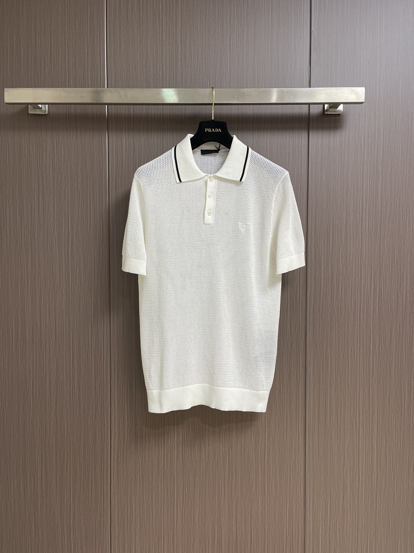 NO:437580,Prada 2025ss summer new knitted triangle short-sleeved POLO, who can refuse this hollow shirt!  The color is suitable for the summer atmosphere. The unique hollow design is fashionable and breathable. The inner layer is exposed inadvertently, and the layering is full. The collar contrasting lines are exquisite, and the brand logo is low-key and luxurious. The fabric is comfortable and skin-friendly. When pairing, it can easily create a high-end outfit whether it is on the street or on vacation. It is a perfect fashionable C-position item!  Size S-XXL, prada, T-shirt, alexander wang19860909Prada 2025ss夏季新款针织三角标短袖POLO,谁能拒绝这镂空衫！颜色适配夏日氛围.独特镂空设计,兼具时尚与透气,不经意间露出内搭,层次感拉满.领口撞色线条精致,品牌标识低调奢华.面料舒适亲肤,搭配或,无论是日常出街还是度假,都能轻松打造高级感穿搭,妥妥的时尚C位单品！尺码S-XXL,,prada,T-shirt,alexander wang,Men's clothing