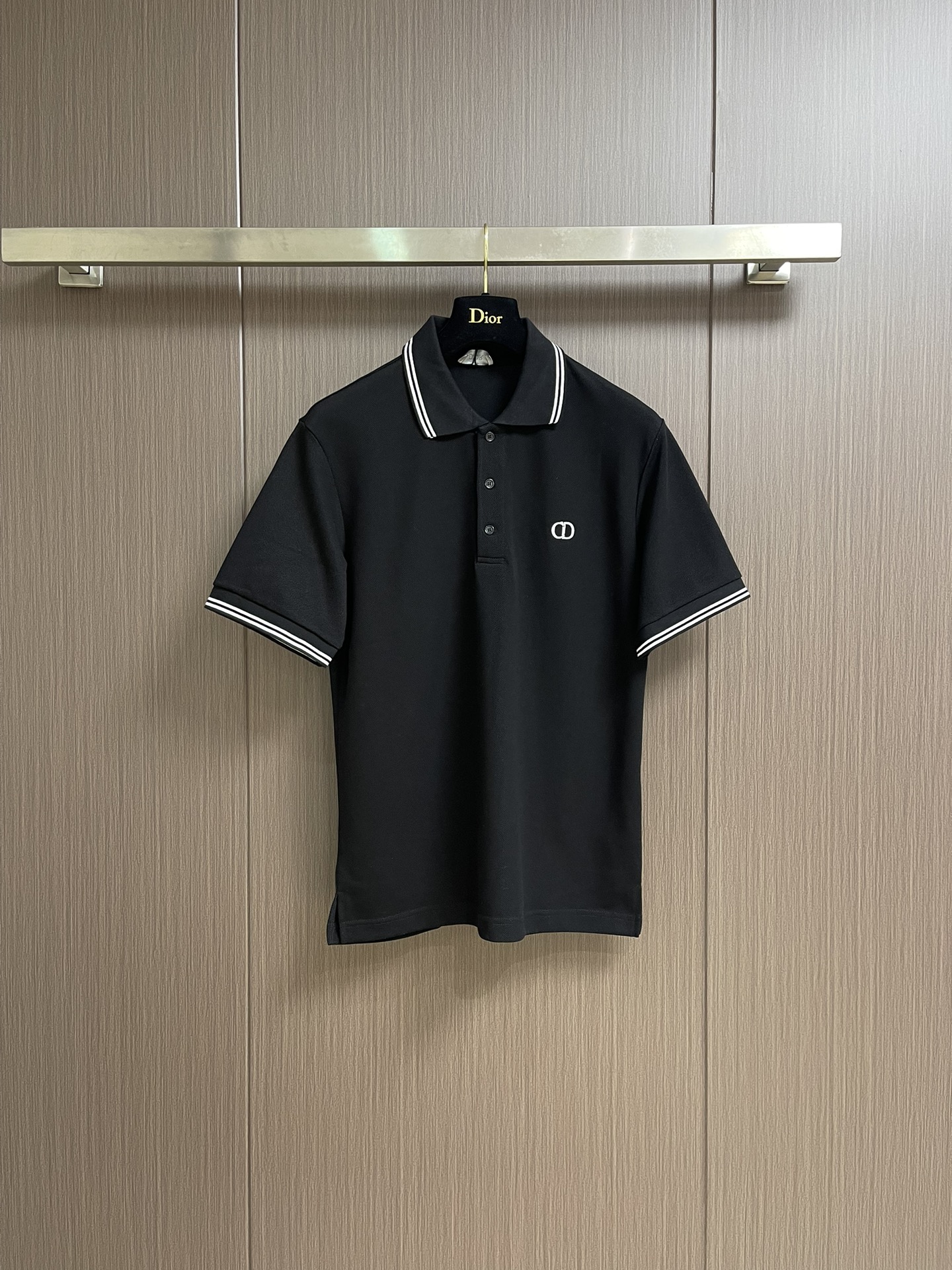 NO:437549,Dior 2025ss embroidered short-sleeved POLO shirt, double-sided mercerated long velvet cotton imported bead floor fabric, soft, delicate and smooth texture, comfortable, breathable and cool, and will not fade or deform after wearing for a long time. Imported Tajima machine embroidery. The classic Arc de Triomphe embroidery logo can be easily dealt with in business and leisure. Size S-XXL, dior, T-shirt, alexander wang19860909Dior 2025ss刺绣短袖POLO衫,双面丝光长绒棉进口珠地面料,质感柔软细腻爽滑,舒适透气凉爽,且久穿久洗不褪色不变形.进口田岛机刺绣.经典的凯旋门刺绣徽标,商务休闲皆可轻松应对.尺码S-XXL,,dior,T-shirt,alexander wang,Men's clothing