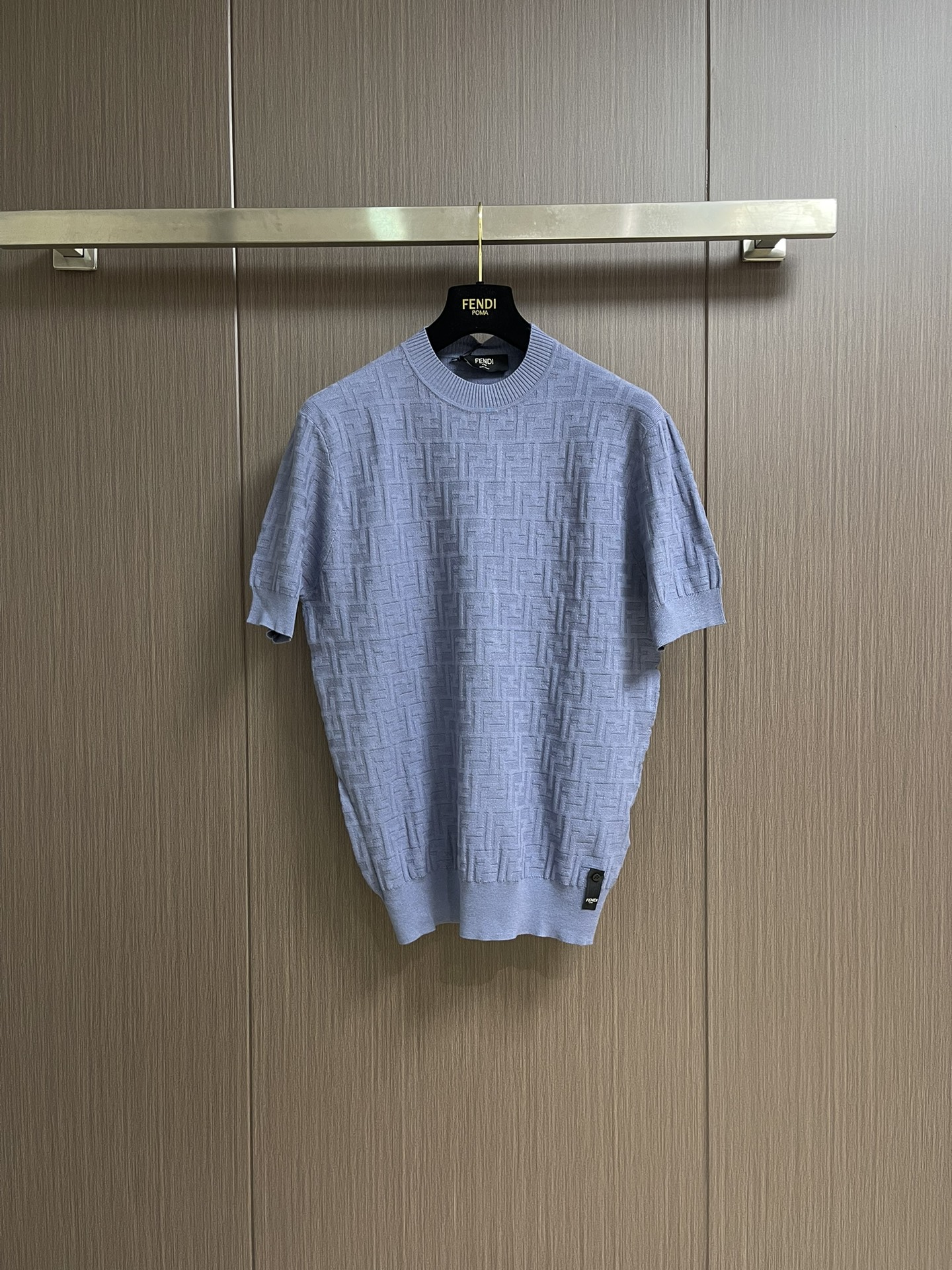 NO:437514,Fendi classic logo jacquard short-sleeved knitted short-sleeved T-shirt, haze blues high-end and gentle. FF presbyopia dark patterns, low-key highlights the brand style, full texture, round neck design adapts to various dressing scenes, simple and fashionable, and layered inner layer is also super stylish. Knitted fabric is skin-friendly and comfortable, easy to grasp the exquisite and relaxed feeling, and is a fashionable item worth collecting in the closet~ Size S-XXL,,fendi, T-shirt,tees, t-shirt,alexander wang19860909Fendi 经典标识提花短袖针织短袖T恤,雾霾蓝调高级又温柔满身 FF 老花暗纹,低调彰显品牌格调,质感拉满,圆领设计适配各种穿搭场景,单穿简约时髦,内搭叠穿也超有范儿针织面料亲肤舒适,轻松拿捏精致松弛感,是衣橱里值得收藏的时髦单品～ 尺码S-XXL,,fendi,T-shirt,tees，t-shirt,alexander wang,Men's clothing