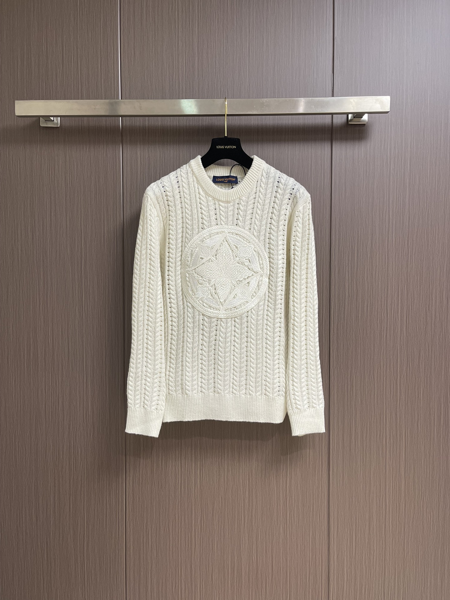 NO:437541,LV crimp knitted logo knitted sweater, the fabric is made of cotton wool blended fabric, the fabric composition is %25 wool wool, 75% cotton. Imported wool knitted 7-needle machine knitted into a crimp pattern, and the chest embroidery logo is embroidered by imported Tajima embroidery machine. The embroidery is embroidered 12 times before the original is embroidered, and the printing cost is as high as 8,000+. The laundry wash water fixes the clothing style, and removes wool impurities and odors. It increases the feel of softness. This long-sleeved round neck shirt is made of loose cotton wool blended wool knitted, interpreting the series's cruise theme with a light and breathable silhouette. The front LV Compass embroidery patch incorporates LV letters and Monogram flowers, adding a more exquisite touch to the casual look. Size S-XL,,louis vuitton, sweaters, alexander wang19860909LV 绞花针织标识针织毛衣,面料采用棉羊毛混纺面料,面料成份带有％25羊仔毛,75％棉.进口毛织正7针机器织成绞花图型,胸前刺绣标识采用进口田岛刺绣机器绣出,打版12次才绣与原版1致,打版费用更是高达8000+. 成衣洗水固定衣服版型,同时去除羊毛杂质与杂味.增加手感柔顺.本款长袖圆领衫取材宽松棉毛混纺绞花针织,以轻盈而透气的廓形诠释系列的航游主题.正面LV Compass 刺绣贴饰融入LV字母和Monogram花卉,为休闲造型再添考究一笔.尺码S-XL,,louis vuitton,sweaters,alexander wang,Men's clothing