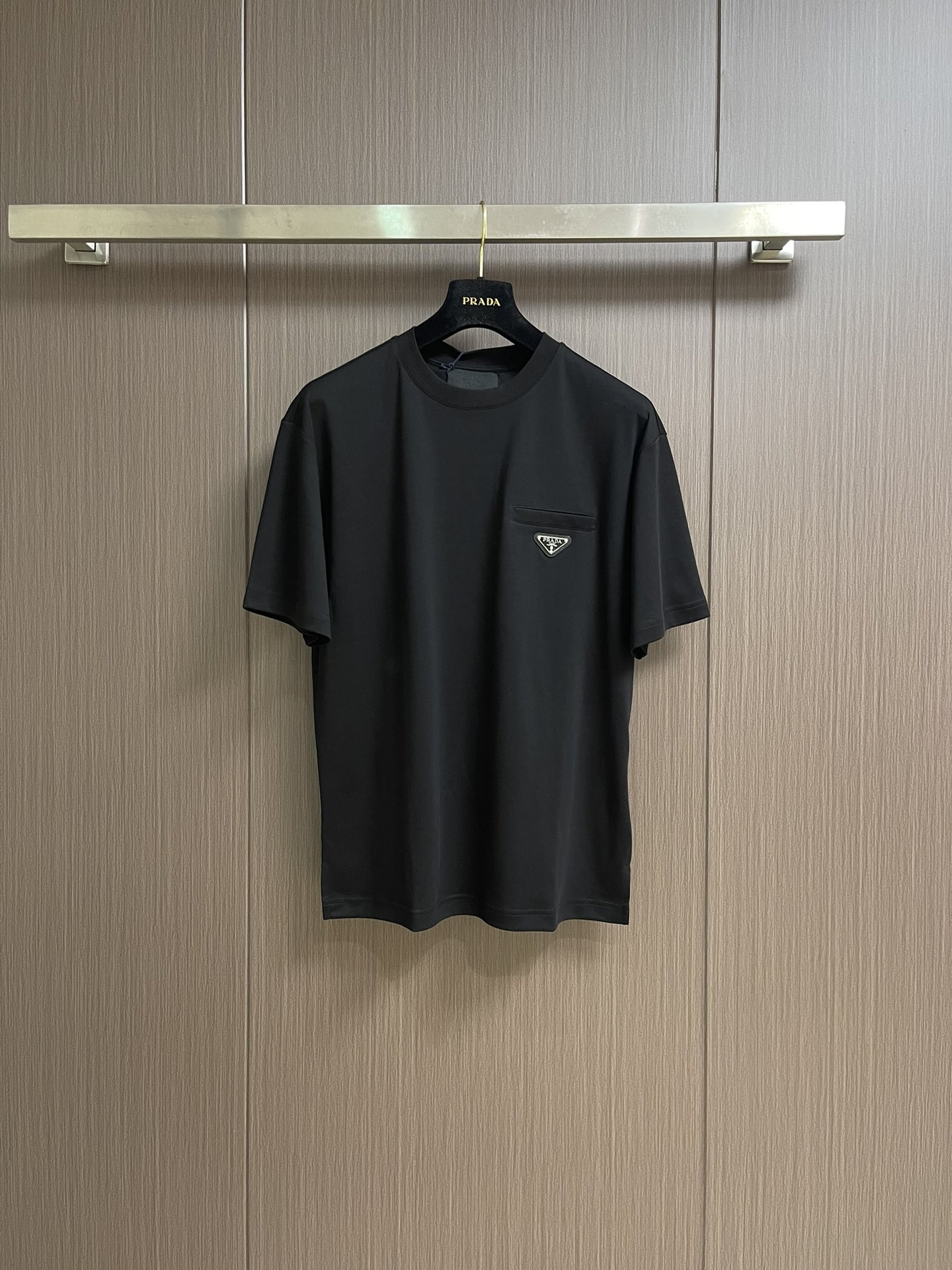 NO:437557,PRADA triangle-shaped pocket short-sleeved T-shirt, exclusively customized with original board 260g 32 double yarn pure cotton fabric texture is very soft and comfortable, different from the top fabrics in the market (not shrinkage, not deformed, not pilled) paired with 320g 1x1 thread (the fabric threads are the same as the cylinder, and there is no color difference, not easy to deform) original version original custom auxiliary materials Size S-XXL,,prada,T-shirt,tees,t-shirt,alexander wang19860909PRADA 三角标口袋短袖T恤,采用原板独家定制260克32支双纱纯棉面料质感非常柔软舒服区别市场的顶级面料（不缩水 不变形 不起球）搭配320克1x1螺纹（面料螺纹同缸定染无色差 不易变形）原版版型 原版定制辅料 尺码S-XXL,,prada,T-shirt,tees，t-shirt,alexander wang,Men's clothing