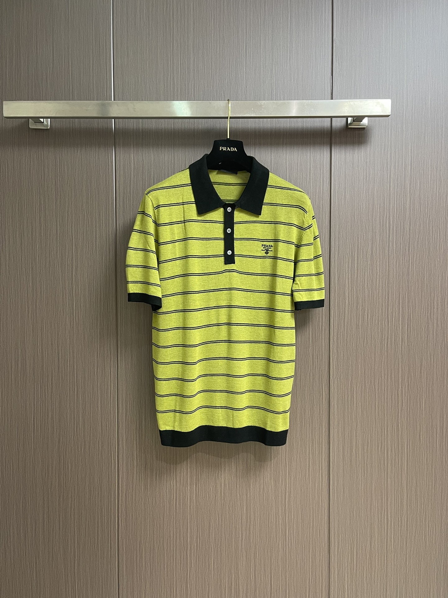 NO:437516,Prada 2025ss new contrasting striped embroidered short-sleeved POLO, light and high-end wool material with strong breathability, create a gentlemanly temperament. Encountering this striped shirt, it seems to step into the elegant secret of Italian style. Classic stripes intertwined, simple outline style outlined, and exquisite brand logos are low-key on the chest, which is a manifestation of ingenuity. When walking on the streets in a casual afternoon or a short relaxation between business, it can make you have the right momentum, allowing you to focus in the crowd and easily interpret the multi-faceted charm of modern gentlemen. Size S-XXL, prada, T-shirt, alexander wang19860909Prada 2025ss新款撞色条纹刺绣短袖POLO,透气性极强的轻薄高端羊毛材质,打造品味绅士气质,邂逅这款条纹衫,仿若踏入意式风尚的优雅秘境.经典条纹交织,简约间勾勒格调轮廓,精致品牌徽标低调缀于胸前,是匠心独运的彰显.于休闲午后漫步街头,或是商务间隙的短暂放松,它都能以恰到好处的时髦,让你在人群中自成焦点,轻松诠释现代绅士的多面魅力.尺码S-XXL,,prada,T-shirt,alexander wang,Men's clothing