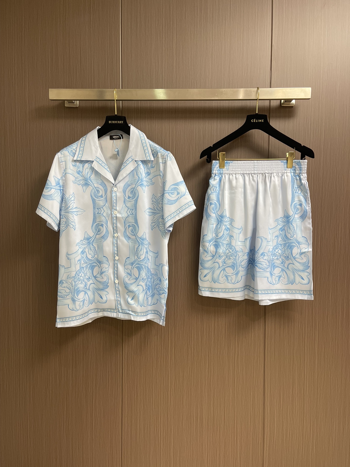 NO:437565,Complete set of versace Versace BAROCCO SEA Tech Silk Shirt Shorts Set, Silk Twill Short Sleeve Shirt, with a flat collar, decorated with Barocco Sea Print made of trumpet and fence pattern, Barocco Sea Print, Short Sleeve, Flat Collar, Front Button Closed. Fabric Tech Silk. Size 46-52, versace, versace, shorts, shirts, T-shirt, real silk, alexander wang19860909整套 versace范思哲 BAROCCO SEA科技真丝衬衫短裤套装,真丝斜纹绸短袖衬衫,配有平驳领,饰有由喇叭花和栅栏图案构成的Barocco Sea印花,Barocco Sea印花,短袖,平驳领,正面纽扣闭合.面料科技真丝.尺码46-52,,versace,versace,shorts,shirts,T-shirt,real silk,alexander wang,Men's clothing