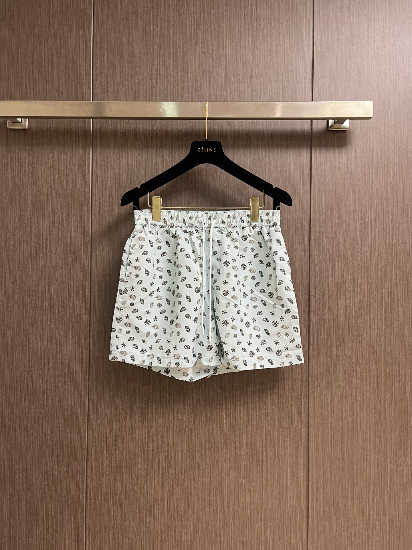 NO:437513,LP shell printed beach pants, microfiber 100.0, elastic belt, with adjustable drawstring, front side pocket, rear pocket with flip cover and Velcro strap, left leg is decorated with rubber logo, rubber drawstring with logo, shell print. Size S-XL S size 42cm waist 78cm hip circumference 114cm M size trousers 43cm waist circumference 82cm hip circumference 118cm L size trousers 44cm waist circumference 86cm hip circumference 122cm XL size trousers 45cm waist circumference 90cm hip circumference 126cm, loro piana, alexander wang19860909LP 贝壳印花沙滩裤,超细纤维100.0,松紧腰带,配有可调节抽绳,前侧口袋,后口袋配有翻盖和魔术贴带,左腿饰有橡胶徽标,带徽标的橡胶拉绳,贝壳印花.尺码S-XL S码裤长42cm 腰围78cm 臀围114cm M码裤长43cm 腰围82cm 臀围118cm L码裤长44cm 腰围86cm 臀围122cm XL码裤长45cm 腰围90cm 臀围126cm,,loro piana,alexander wang,Men's clothing