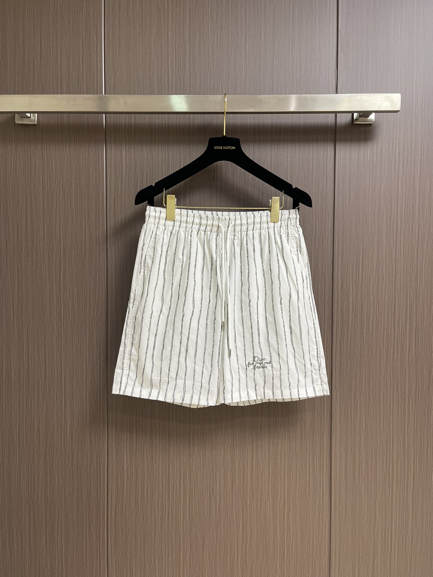 NO:437509,Dior striped satin shorts, these shorts are decorated with ivory and contrasting stripes, paying tribute to nature. They are carefully crafted from cotton and linen blends, paired with oblique pockets and elastic waist to create the ideal fit. The hem is decorated with a reinterpreted red Dior embroidery to add a stylish look. Size S-XL, dior, shorts, alexander wang19860909Dior 条纹缎纹短裤,这款短裤饰以象牙色和撞色条纹,向大自然致敬.采用棉质和亚麻混纺面料精心制作,搭配斜插口袋和弹力腰头,打造理想版型.下摆饰以重新诠释的红色Dior刺绣增添时尚风范.尺码S-XL,,dior,shorts,alexander wang,Men's clothing