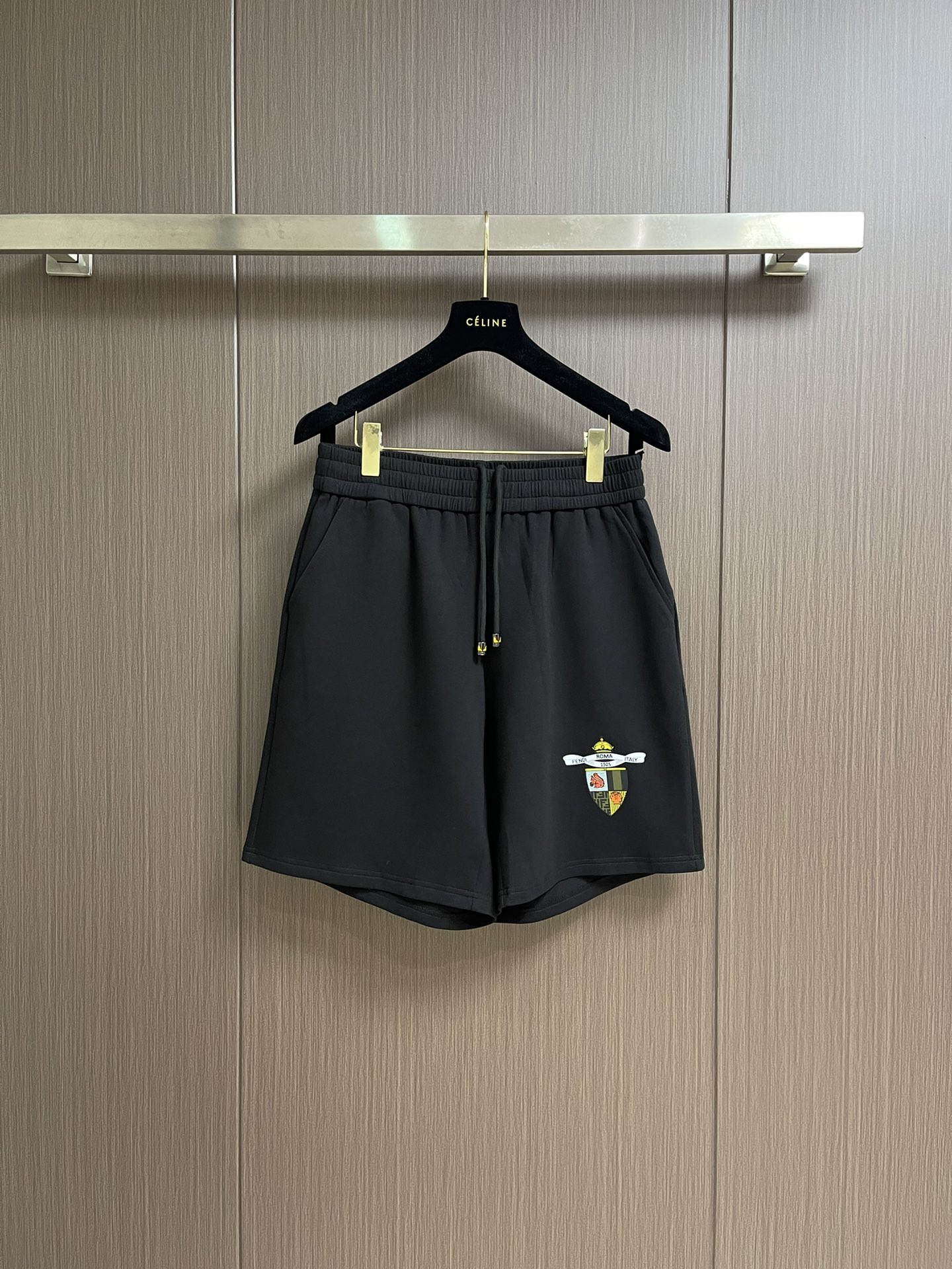 NO:437483,Fendi 2025ss Summer New Shield Logo Sports Shorts!  All-match elastic waist casual pinch pants!  Elastic waist, insert bags on both sides. The fabric is made of customer-supplied fixed-woven high-strength pure cotton material. The upper body is breathable, soft and skin-friendly, with delicate touch. The waist is knitted elastic waist and drawstring. You don’t have to worry about the discomfort of being too loose or too tight on the upper body. Whether at home, going out or traveling, it is your best choice for summer. Size M-3XL, fendi, shorts, alexander wang19860909Fendi 2025ss夏季新款盾牌标识运动短裤！百搭松紧腰休闲五分裤！松紧腰 两侧插袋 面料采用客供定织高支纯棉料,上身透气,柔软亲肤,手感细腻、 腰部针织松紧腰加抽绳,上身不用担心过松过紧的不舒适感, 无论居家,外出,旅游,都是您夏日的最佳选择.尺码M-3XL,,fendi,shorts,alexander wang,Men's clothing