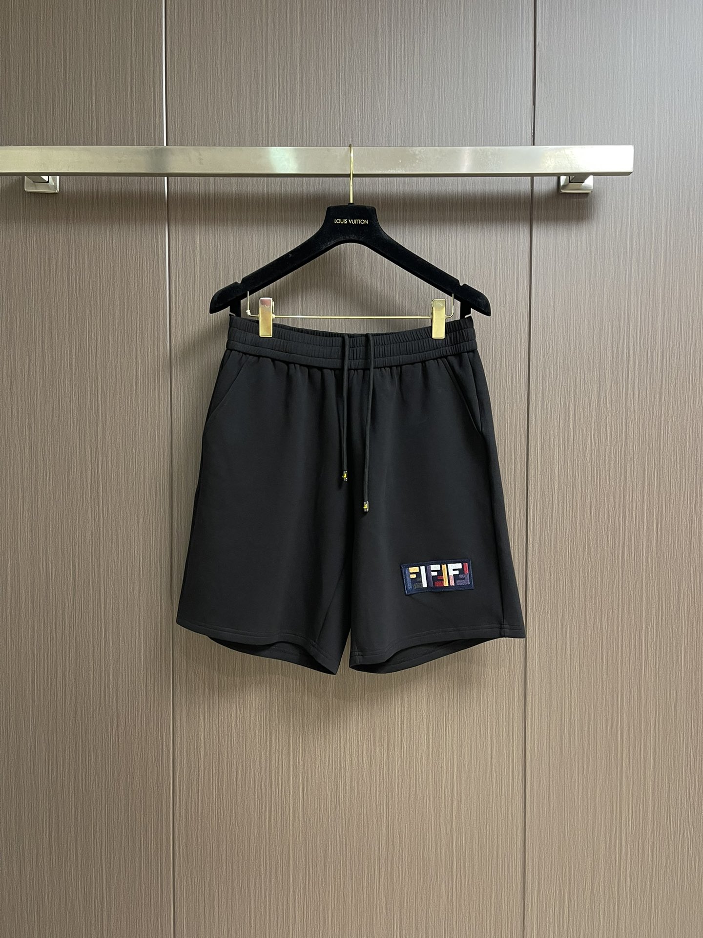 NO:437496,FENDI 2025SS new Bermuda shorts, this shorts are made of sweatshirt fabric, weighing 380 grams, decorated with double F logo, full of details!  Sports fashion!  Size M-3XL, fendi, hoodie, sweatshirts, shorts, alexander wang19860909FENDI 2025SS新款百慕大短裤,本款短裤选用卫衣面料打造,380克重,饰以双F标识,细节拉满！运动时尚！尺码M-3XL,,fendi,hoodie,sweatshirts,shorts,alexander wang,Men's clothing