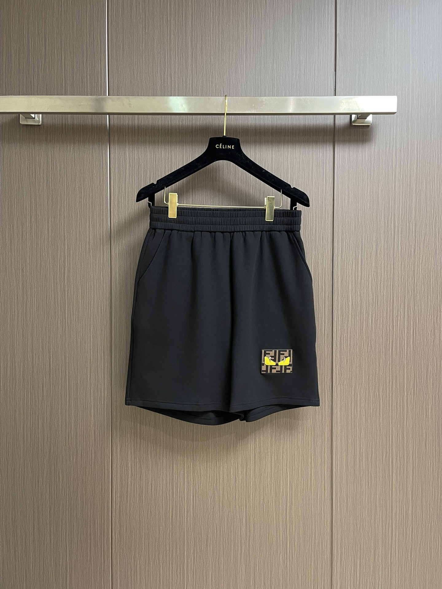 NO:437531,FENDI Little Monster Logo Bermuda Shorts. This shorts are made of customer-supplied fabrics. They weigh 380 grams and are decorated with the eyes of the little monster, and the details are full!  Sports fashion!  Size M-3XL, fendi, shorts, alexander wang19860909FENDI 小怪兽标识百慕大短裤,本款短裤选用客供面料打造,380克重,以小怪兽眼睛点缀,细节拉满！运动时尚！尺码M-3XL,,fendi,shorts,alexander wang,Men's clothing