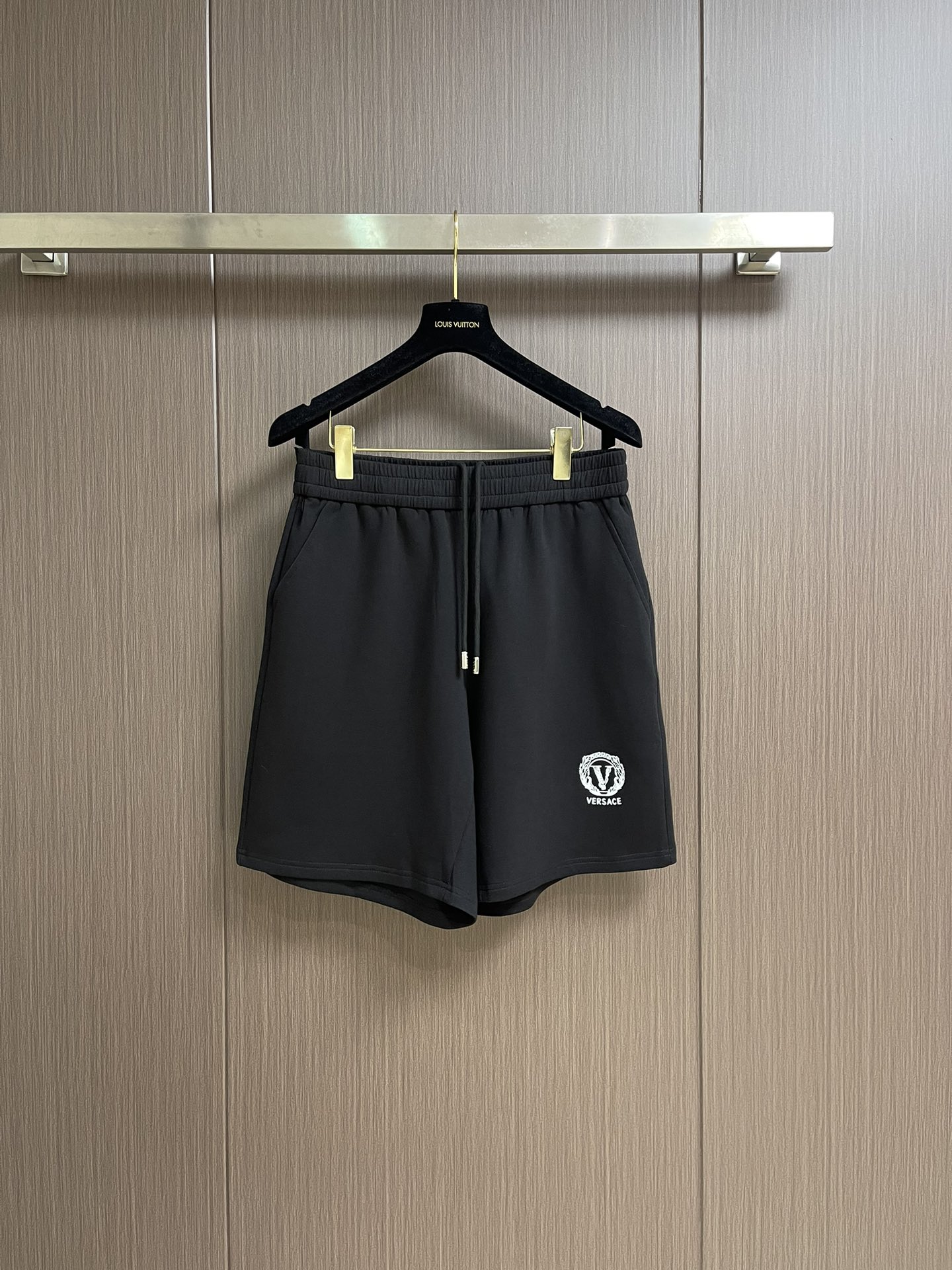 NO:441058,Versace 2025SS summer new men's casual shorts, customized customer-supplied fabric, breathable and comfortable, impeccable details, brand element design concept, reflecting high quality. It feels delicate and soft!  Present casual cut, with a great upper body style. Size M-3XL, versace, shorts, alexander wang19860909Versace 2025SS 夏季新款男士休闲短裤,定制客供面料 透气舒适度高,细节无可挑剔,品牌元素设计理念,体现高品质.手感细腻柔软！呈现休闲裁剪,上身版型超赞.尺码M-3XL,,versace,shorts,alexander wang,Men's clothing