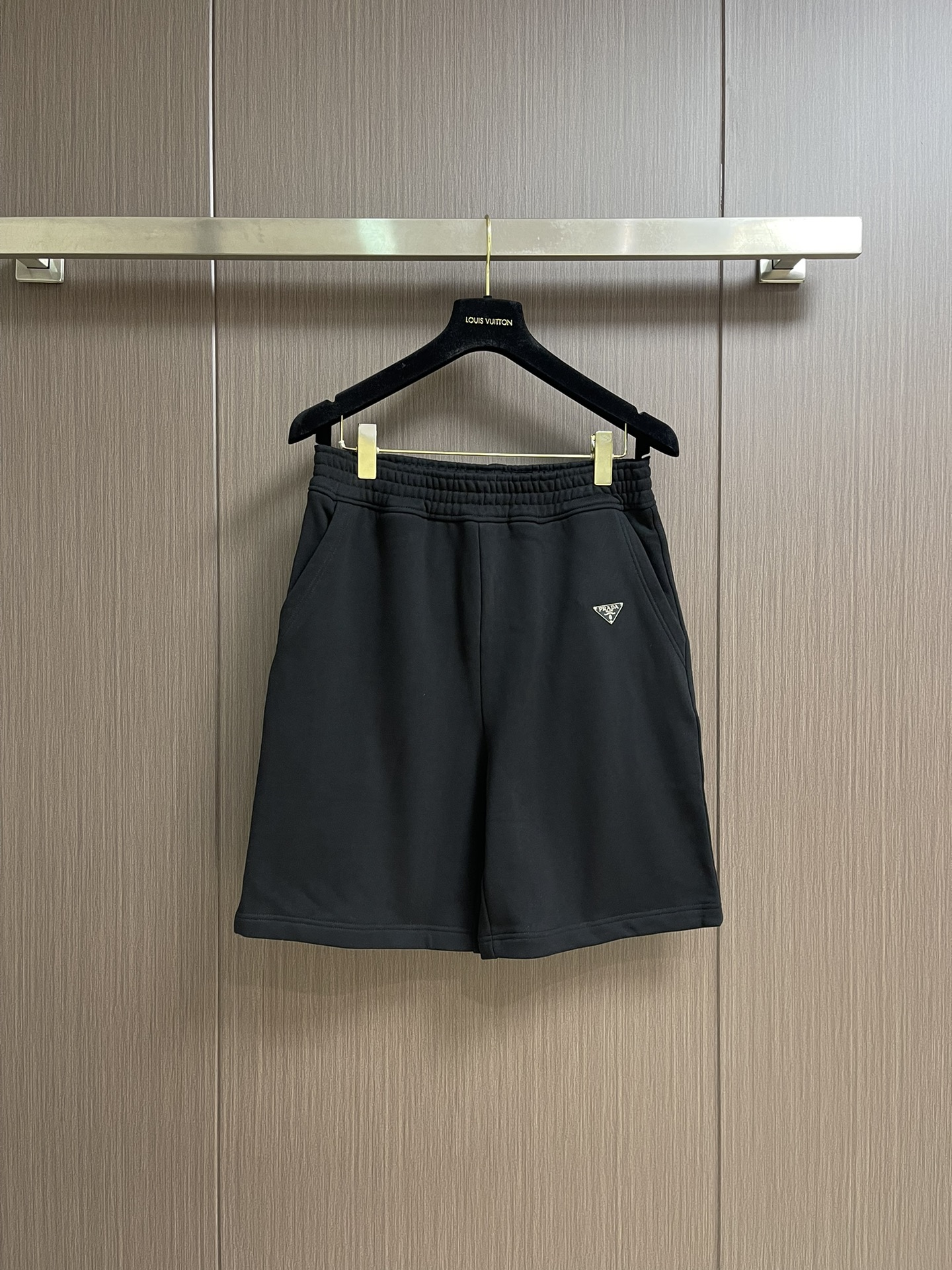 NO:437548,PRADA 2025SS new classic metal triangle shorts, this black cotton shorts, the simple style incorporates the brand's iconic triangle logo, highlighting the recognition of Prada. The waist design is suitable for a variety of figures, comfortable and comfortable. The back pocket adds practical details, and can be easily controlled for daily casual or sports scenes. With neat tailoring and textured fabrics, it interprets the low-key and stylish fashion language of Prada. Size M-3XL, prada, shorts, alexander wang19860909PRADA 2025SS新款经典金属三角标短裤,本款黑色棉质短裤,简约版型融入品牌标志性三角徽标,彰显Prada辨识度.腰部设计适配多元身形,舒适自在.后侧口袋增添实用细节,日常休闲或运动场景皆可轻松驾驭,以利落剪裁与质感面料,诠释Prada低调而不失格调的时尚语言.尺码M-3XL,,prada,shorts,alexander wang,Men's clothing