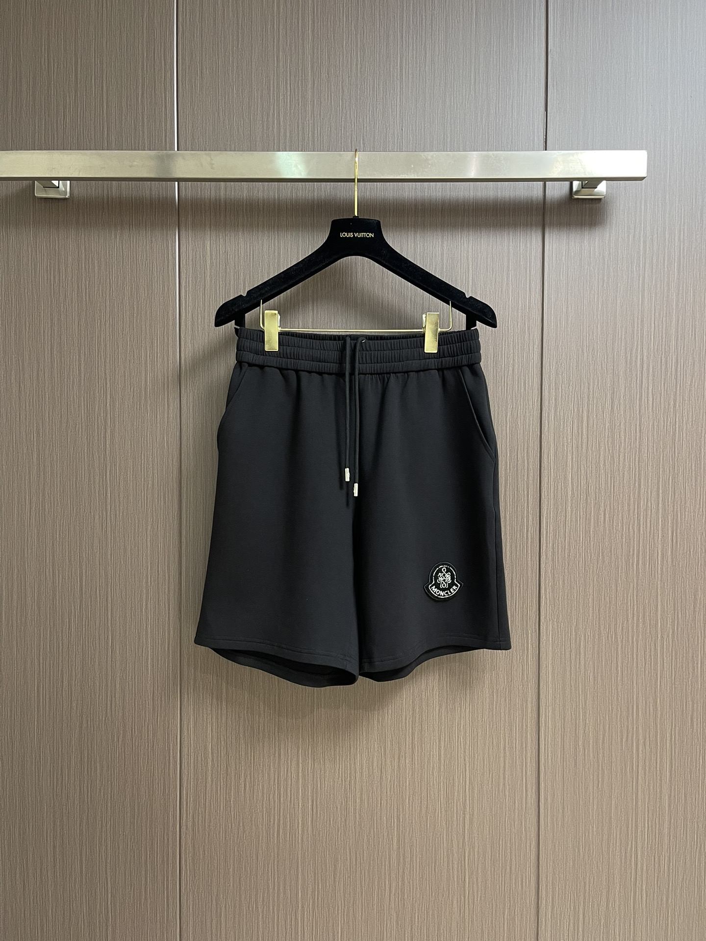 NO:437539,Moncler 2025ss summer new casual shorts, recommended for men and women!  High-end custom large wool coil pure cotton 380g fabric.  Breathable, elastic and comfortable, impeccable details, top-level auxiliary materials, original logo design concept for the front legs, delicate and soft feel!  Excellent upper body style. Size M-3XL, shorts, alexander wang19860909Moncler 2025ss夏季新款休闲短裤,男女同款推荐！高级定制大毛线圈纯棉380g面料．透气弹力舒适度极高,细节无可挑剔,顶级辅料配备,腿前原版logo设计理念,手感细腻柔软！上身版型超赞.尺码M-3XL,,shorts,alexander wang,Men's clothing