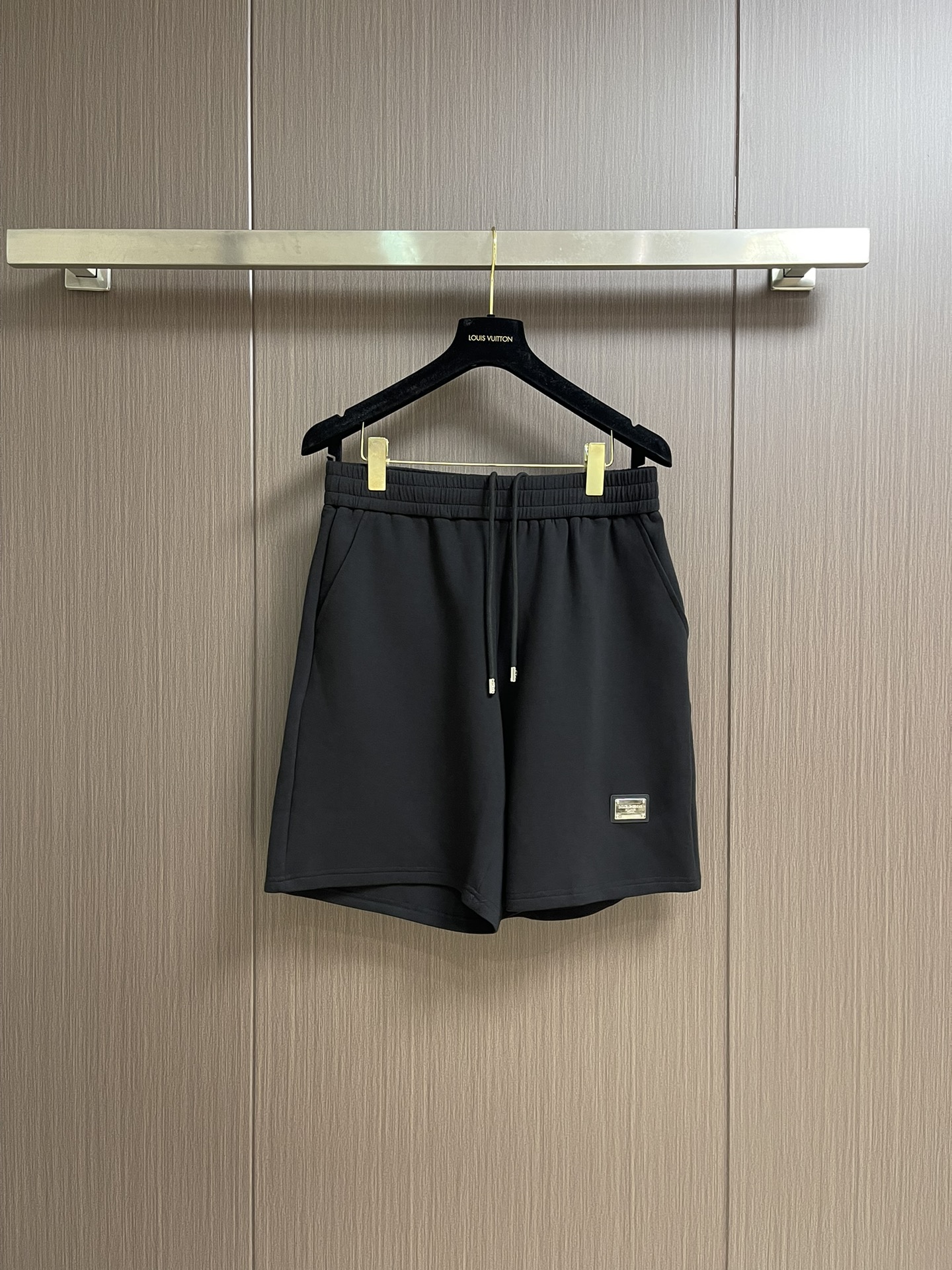 NO:437507,DG 2025SS spring and summer new casual shorts customized fabric, breathable and comfortable, impeccable details, brand elements design concept, reflecting high quality. The feel is delicate and soft!  Present casual cut, with a great upper body style. Size M-3XL, shorts, alexander wang19860909DG 2025SS春夏新款休闲短裤 定制面料 透气舒适度高,细节无可挑剔,品牌元素设计理念,体现高品质.手感细腻柔软！呈现休闲裁剪,上身版型超赞.尺码M-3XL,,shorts,alexander wang,Men's clothing