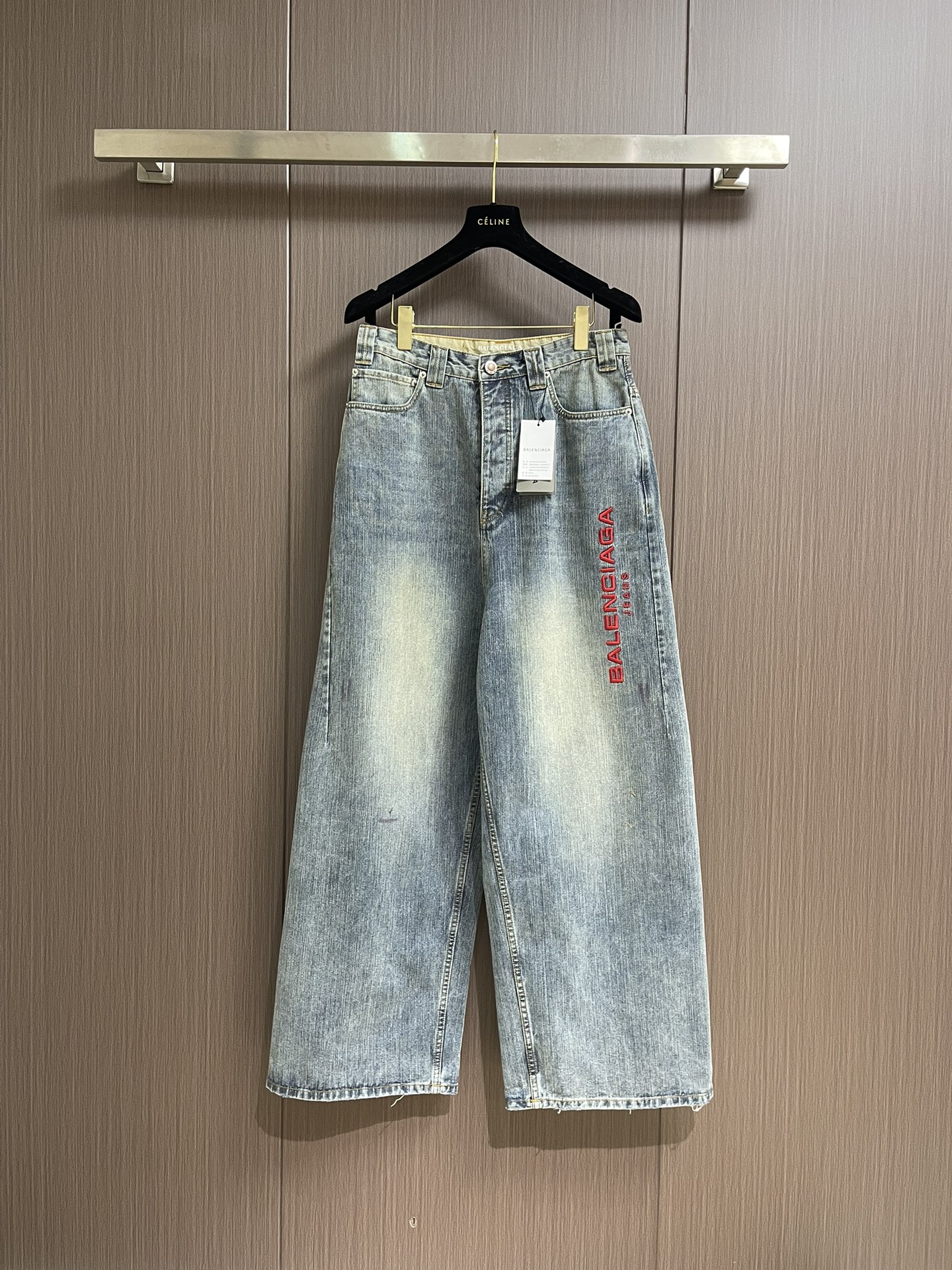 NO:437556,Balenciaga  Red-letter embroidered denim, ring-spinned denim and trouser legs are embroidered with art works, jeans patches on the back, mid-waisted layout, front and back are decorated with wash-water damage details, invisible button plackets, belt-spinned pockets, and full set of auxiliary materials. Ring-spinned denim is a special denim fabric, made through ring-spinned spinning technology. Ring-spinned spinning is a relatively traditional spinning method. The yarns are tight structures and high strength, making the denim more textured or unique. Yarns are made.  The fibers are arranged tightly, with smooth surfaces and high strength, giving the denim a delicate and flexible touch while maintaining wear resistance. The yarns of ring spinning are smooth and have good strength, but have low production efficiency and high cost. The denim made of this yarn may be stronger, have a better drape and have a unique texture. Compared with ordinary denim, it is lighter and breathable, and has a unique retro and old effect. The main body adopts a precision needle embroidery process; the embroidery is very fine and dense, with a clear pattern and a sense of lines.  Strong three-dimensional sense. The embroidery thread of linen material combined with encryption processing, the embroidery body has a subtle matte visual texture; the embroidery effect is three-dimensional and full. The flat embroidery thread is uniquely designed, and the embroidery is very fine and dense; the overall stitching is fine and the texture is consistent, adding a sense of layering to the simple design. The imported water slurry material is made of, and the water slurry printing contains strong penetration and color fastness, especially on cotton fabrics. The details of the printing are very well processed, without burrs and cross-border marks. After printing network  The plate is technically processed, and the slurry can pass through the fabric, with strong permeability and clearly visible fabric texture. The classic workwear is reconstructed from a futuristic perspective, combining the thick and slimming of ring-spun denim with technological functions. The hips are reserved for looseness, and the trouser legs are slightly conical from the thigh to the ankle, balancing the lazy and neat lines. The back waist is embedded with an elastic triangle insert, which keeps fit during dynamic movement and maintains a loose contour when static. Size XS-L, balenciaga, alexander  wang19860909Balenciaga 红字刺绣牛仔长裤,环锭纱牛仔布、裤管饰以艺术作品刺绣、背面jeans贴饰、中腰版型设计、正面和背面饰以洗水破坏款细节、隐形纽扣门襟、腰带祥搭配口袋、全套辅料配备,环锭纱牛仔布是一种特殊牛仔布料,通过环锭纺纱技术制成的.环锭纺纱是比较传统的纺纱方法,出来的纱线结构紧密,强度高,让牛仔布更有质感或者独特的外观.纱线纤维排列紧密、表面光滑且强度高,赋予牛仔布细腻柔韧的触感,同时保持耐磨性.环锭纺纱的纱线表面光滑,强度好,但生产效率较低,成本较高,这种纱线制成的牛仔布可能更结实,有更好的垂感并且具有独特的纹理.相比普通牛仔布更轻盈透气,且具备独特的复古做旧效果,主体采用精密挨针绣工艺；刺绣非常精细针法绵密,图案清晰且线条感和立体感强.亚麻材质绣线结合加密处理,绣体具有微妙的哑光视觉质感；刺绣效果立体饱满.平绣的挨针走线独特设计,刺绣非常精细针法绵密；整体针脚细密,精细度质感一致,为简约设计增添了层次感.采用进口水浆材质,水浆印花含有渗透力色牢度较强,尤其在全棉面料上效果更好.印花之间细节处理非常到位,无毛边及过界痕迹.经过对印刷网版进行技术处理,浆料能够透过到织物上,渗透性强且面料纹路清晰可见.以未来主义视角重构经典工装,将环锭纱牛仔布的粗粝感与科技功能结合.臀部预留松量,裤腿从大腿至脚踝呈微锥形,平衡慵懒感与利落线条.后腰嵌入弹性三角插片,动态活动时保持贴合,静态时维持宽松轮廓.尺码XS-L,,balenciaga,alexander wang,Men's clothing