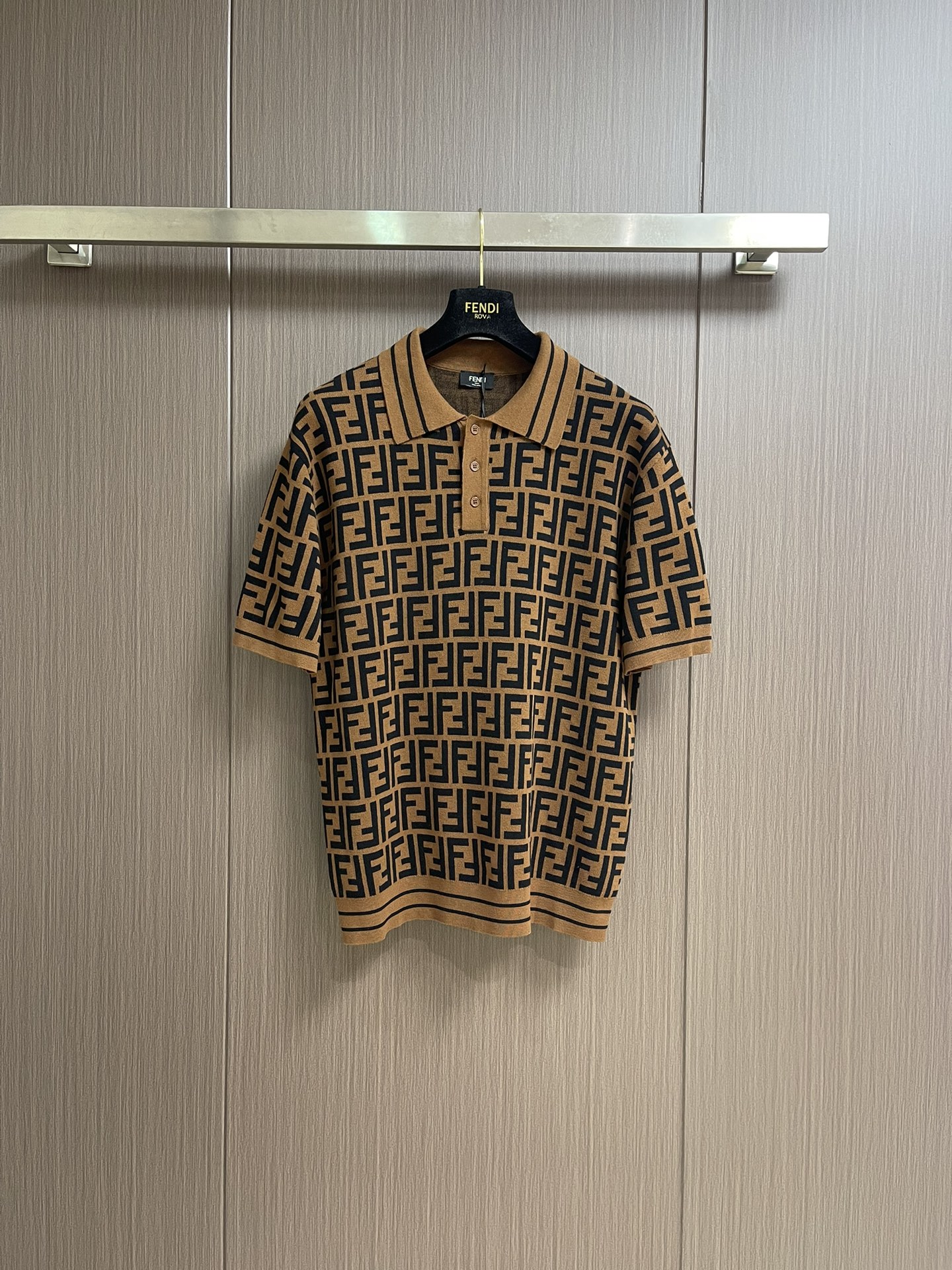 NO:437525,FENDI 2025SS spring and summer new double FF presbyterian letter short-sleeved knitted polo shirt, this short-sleeved polo shirt adopts classic collar and button closure design. FF wool material, full-frame inlay effect. Ribbed edge decoration. Size S-XXL, fendi, T-shirt, alexander wang19860909FENDI 2025SS春夏新款双FF老花字母短袖针织polo衫,本款短袖Polo衫,采用经典衣领和纽扣开合设计.FF羊毛材质,呈全幅镶饰效果.罗纹衣边装饰.尺码S-XXL,,fendi,T-shirt,alexander wang,Men's clothing