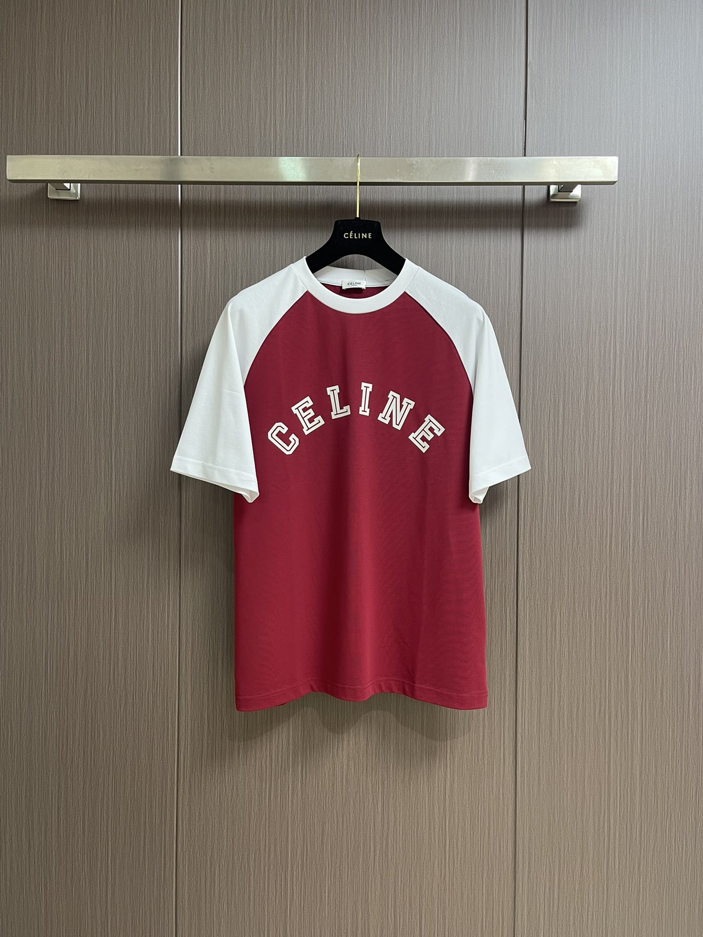 NO:437523,Celine 2025ss new Arc de Triomphe color-blocking letters round neck short-sleeved T-shirt, a classic combination of red and white, energetic and elegant. The big brand letter logo on the chest is a direct display of fashion attitude. The simple style is suitable for diverse styles. Whether it is a match made of walking on the street or attending casual parties, it can be easily and brilliant, allowing you to show the casualness and elegance of French fashion in daily life. Size S-XL, celine, T-shirt, tees, t-shirt, alexander wang19860909Celine 2025ss新款凯旋门拼色字母圆领短袖T恤,红与白的经典搭配,活力又不失优雅.胸前大大的品牌字母标识,是时尚态度的直接彰显.简约版型适配多样风格,无论是搭配漫步街头,还是配搭出席休闲聚会,都能轻松出彩,让你于日常中尽显法式时尚的随性与精致.尺码S-XL,,celine,T-shirt,tees，t-shirt,alexander wang,Men's clothing