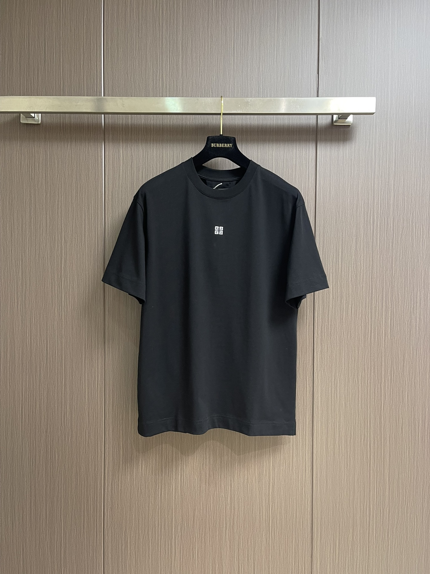 NO:437532,Givenchy 2025ss new letter embroidered round neck short-sleeved T-shirt simple and elegant. The iconic four-grid logo embellishes the chest in a low-key way, highlighting the brand style. High-quality fabrics, comfortable and stylish upper body, and loose fits to suit all kinds of figures. Whether it is daily casual or trendy, it can easily show off. Size S-XXL, given, T-shirt, tees, t-shirt, alexander wang19860909Givenchy 2025ss新款字母刺绣圆领短袖T恤简约大气.标志性的四宫格Logo低调点缀胸前,彰显品牌格调.优质面料,上身舒适有型,宽松版型适配各种身材,无论是日常休闲还是潮流搭配,都能轻松出彩.尺码S-XXL,,givenchy,T-shirt,tees，t-shirt,alexander wang,Men's clothing