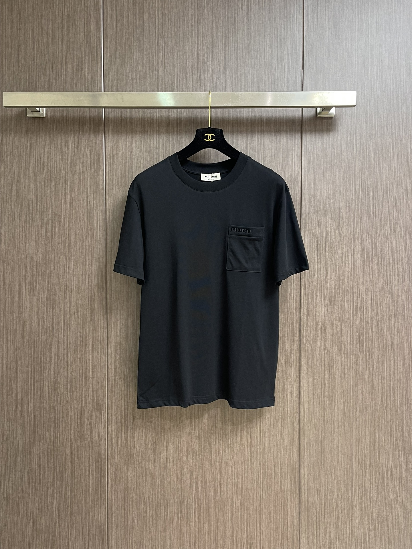 NO:437477,Miumiu 2025FW spring and summer new round neck short-sleeved T-shirt, three-dimensional logo embroidery design, conventional half-sleeved pure cotton base T-shirt, cotton, feel glutinous and skin-skinned, soft and tough. Processing, toughness and wrinkle resistance have been greatly improved. The micro-contour cut is very well-defined. The recognition is extremely high. The three standards are complete, and the essential items for single-wearing base. Size M-3XL M-size 68cm long, bust 100cm 48cm shoulder width L-size 70cm bust 104cm shoulder width 49cm XL-size 72cm bust 108cm shoulder width 50cm XXL-size 74cm bust 112cm shoulder width 51cm XXXL-size 76cm bust 116cm  Shoulder width 52cm, miumiu, T-shirt,tees, t-shirt,alexander wang19860909miumiu 2025FW春夏新品圆领短袖T恤,立体感logo刺绣设计,常规半袖纯棉打底T恤,棉,手感面糯有骨感,柔而有韧性.工艺处理,韧性和抗皱性能得到大幅度提高.微廓形剪裁很到位.辨识度极高.三标齐全,单穿打底必备单品.尺码M-3XL M码衣长68cm 胸围100cm 肩宽48cm L码衣长70cm 胸围104cm 肩宽49cm XL码衣长72cm 胸围108cm 肩宽50cm XXL码衣长74cm 胸围112cm 肩宽51cm XXXL码衣长76cm 胸围116cm 肩宽52cm,,miumiu,T-shirt,tees，t-shirt,alexander wang,Men's clothing