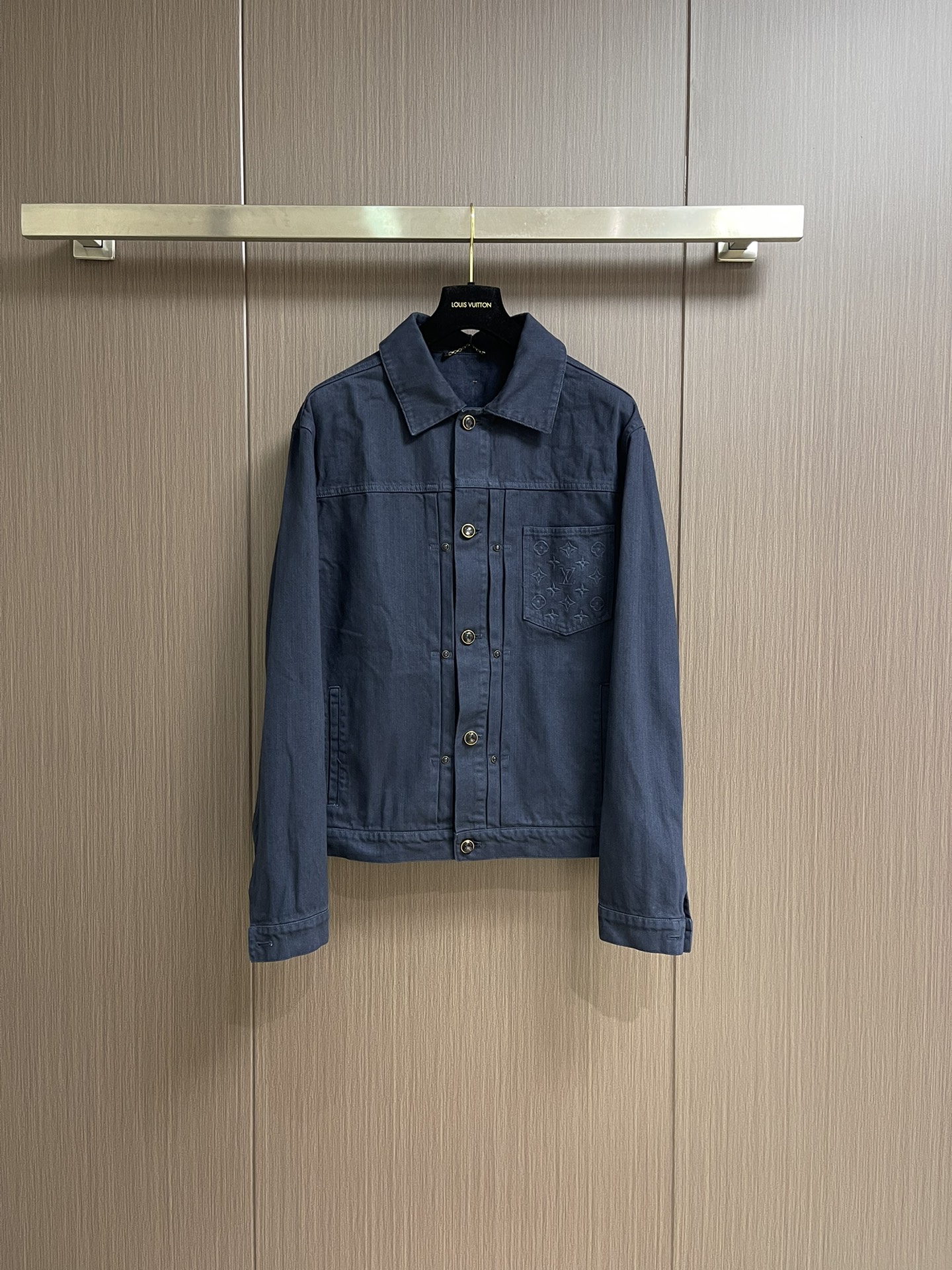 NO:437551,Jacket Trousers LV 2025ss new Type II denim jacket jeans suit, with classic pleated temple on the front, creating a retro washing effect with ready-to-wear dyeing technology. Chest pocket embroidery Monogram pattern, pearlescent buttons and rivets inject an elegant atmosphere, and can create a summer look with the same trousers. Jacket 46-48-50-52 trousers 30-32-34-36,,louis vuitton,jeans,jackets & coats,alexander wang19860909外套 长裤 LV 2025ss新款 Type II 牛仔外套牛仔裤套装,正面呈现经典褶祠,以成衣染色工艺营造复古水洗效果.胸袋刺绣 Monogram 图案,珠光纽扣和铆钉注入雅致气息,可与同款裤装共筑夏日造型.外套46-48-50-52 长裤30-32-34-36,,louis vuitton,jeans,jackets & coats,alexander wang,Men's clothing