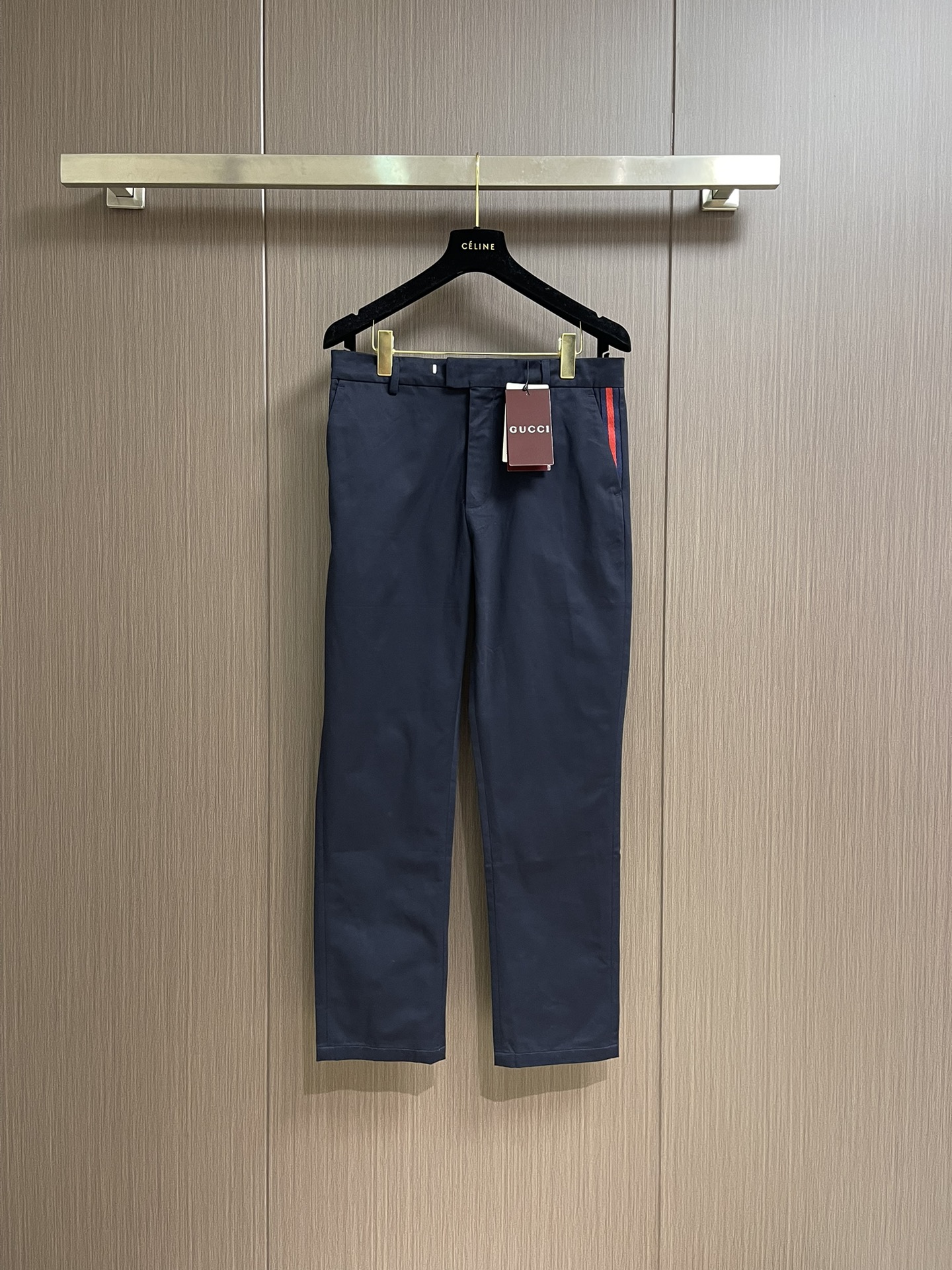 NO:437573,GUCCI 2025ss new style of webbing cotton gadden trousers, Gucci classic brand elements continue to be renovated in the new season. This standard-style trousers are made of cotton gadden craftsmanship. The side oblique pockets are paired with Gucc webbing and GUCC metal exclusive logo inlay, which doubles the charm of this trousers and creates a new product for the new season's outfit. It is highly recommended!  Size 46-56, gucci,alexander wang19860909GUCCI 2025ss新款饰织带棉布华达呢长裤,Gucci经典品牌元素在新季继续焕新演绎.这款标准版型的长裤以棉质华达呢匠心打造.侧面斜插口袋搭配Gucc织带及GUCC 金属独家标志镶饰,令这款长裤魅力倍增,打造新季穿搭醒目新品,强烈推荐！尺码46-56,,gucci,alexander wang,Men's clothing