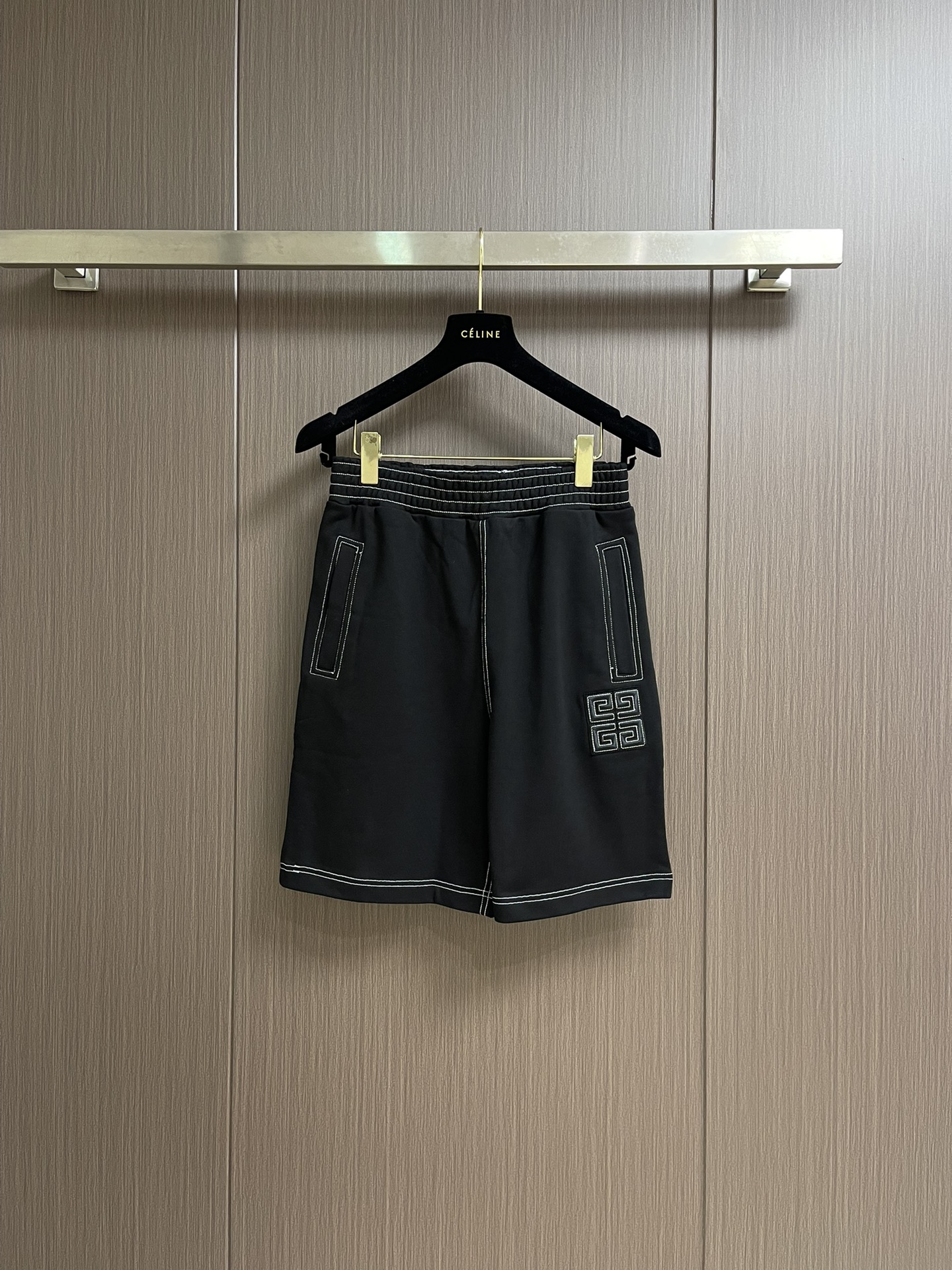 NO:437581,Givenchy 2025ss summer new embroidered casual sports shorts, the main body is classic black, with ribbed design at the waist, which fits the body and is comfortable and comfortable, and is outlined with white bright lines to add layers of detail. The symmetrical pockets on both sides outline the outline with white stitching, both practical and decorative. The iconic 4G logo elements on the right side, presented in white exquisite embroidery, are a symbol of Givenchy brand recognition. Size S-XXL, given, given, given, shorts, alexander wang19860909Givenchy 2025ss夏季新款刺绣休闲运动短裤,主体为经典黑色,腰部配有罗纹设计,贴合身形且舒适自在,同时以白色明线勾勒,增添细节层次.两侧对称的口袋,以白色缝线勾勒轮廓,兼具实用性与装饰性.右侧裤身标志性的4G Logo 元素,以白色精致刺绣呈现,是纪梵希品牌辨识度的象征.尺码S-XXL,,givenchy,givenchy,shorts,alexander wang,Men's clothing