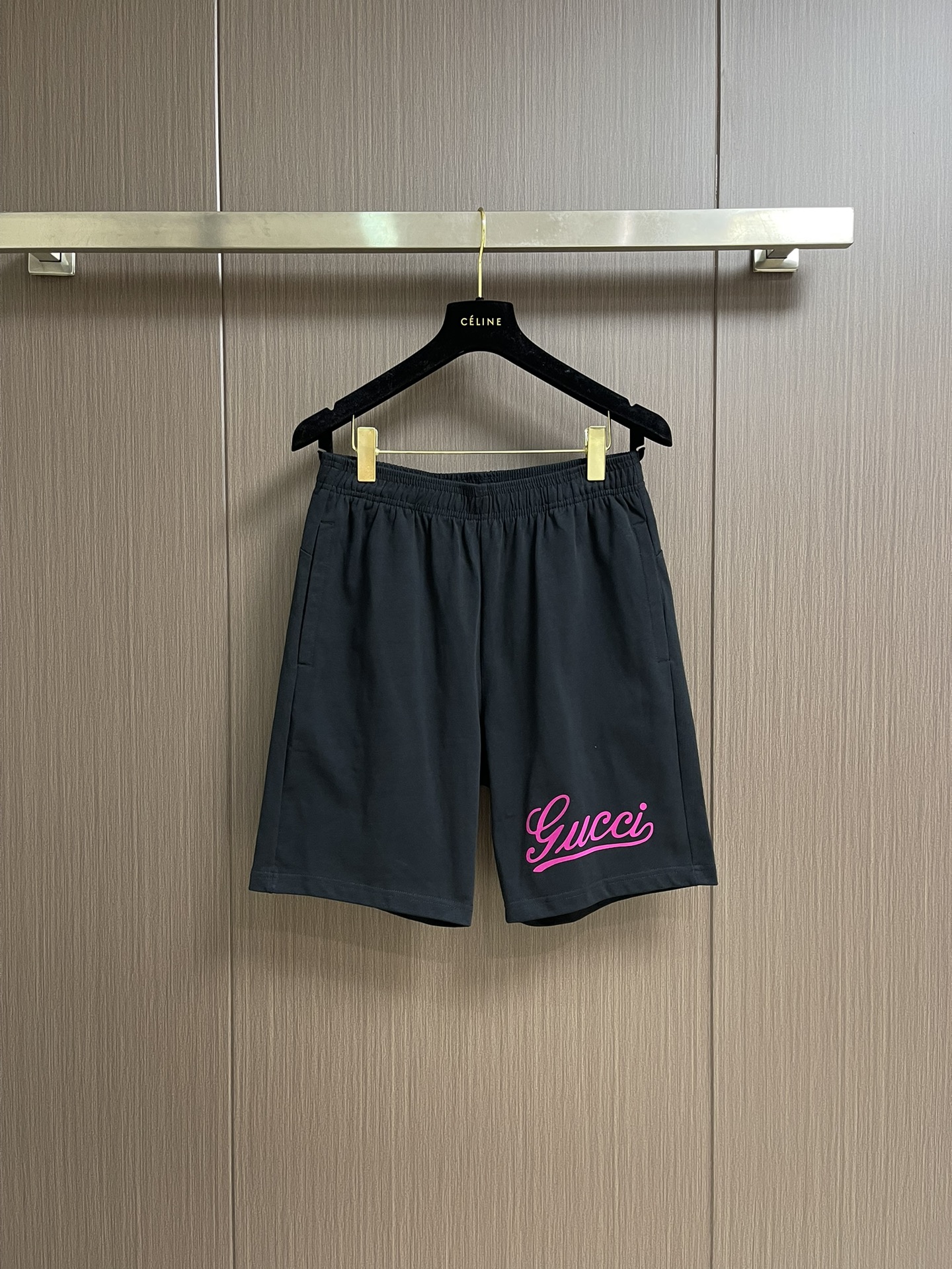 NO:461937,Gucci letter logo printed cotton sports shorts, a single-sided fish scale fabric woven with cotton as a base, the front is a smooth knitted surface, and the touching surface is formed by the floating thread knitting technology of the knitting machine to form a three-dimensional terry loop, which increases the fluffy feeling and is delicate at the same time. The terry loop structure absorbs a large amount of water and evaporates quickly, and it is not easy to deform loosely after multiple washings. Size S-XXL, gucci, shorts, alexander wang19860909Gucci 字母logo印花棉质运动短裤,采用棉为基底编织而成的单面鱼鳞布面料,正面为平滑的针织面,触肤面通过针织机的浮线编织技术形成立体的毛圈,增加蓬松感, 同时触感细腻.毛圈结构吸水量大且蒸发快,多次洗涤不易松散变形.尺码S-XXL,,gucci,shorts,alexander wang,Men's clothing