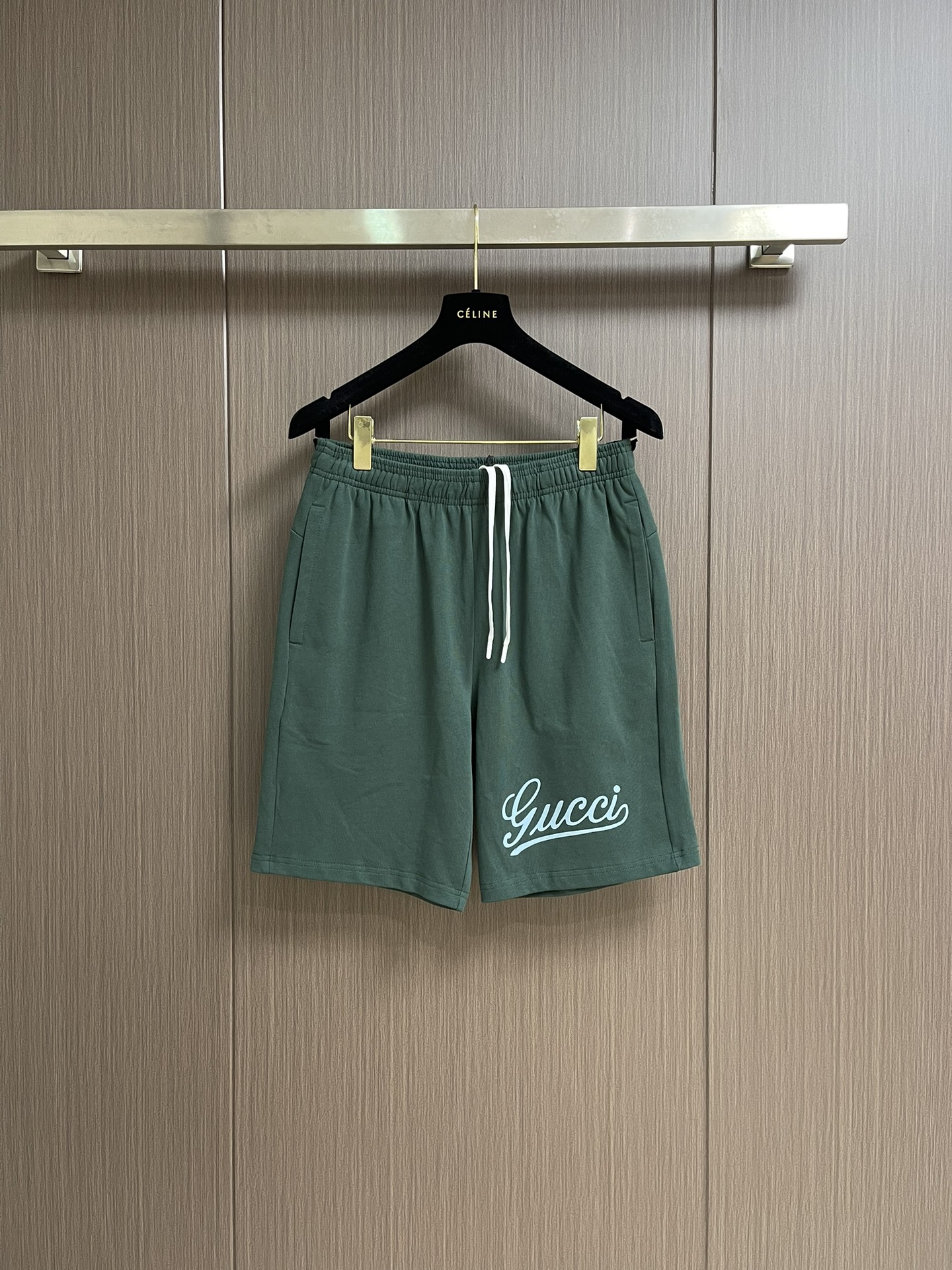 NO:437470,Gucci letter logo printed cotton sports shorts, a single-sided fish scale fabric woven with cotton as a base, the front is a smooth knitted surface, and the touching surface is formed by the floating thread knitting technology of the knitting machine to form a three-dimensional terry loop, which increases the fluffy feeling and is delicate at the same time. The terry loop structure absorbs a large amount of water and evaporates quickly, and it is not easy to deform loosely after multiple washings. Size S-XXL, gucci, shorts, alexander wang19860909Gucci 字母logo印花棉质运动短裤,采用棉为基底编织而成的单面鱼鳞布面料,正面为平滑的针织面,触肤面通过针织机的浮线编织技术形成立体的毛圈,增加蓬松感, 同时触感细腻.毛圈结构吸水量大且蒸发快,多次洗涤不易松散变形.尺码S-XXL,,gucci,shorts,alexander wang,Men's clothing