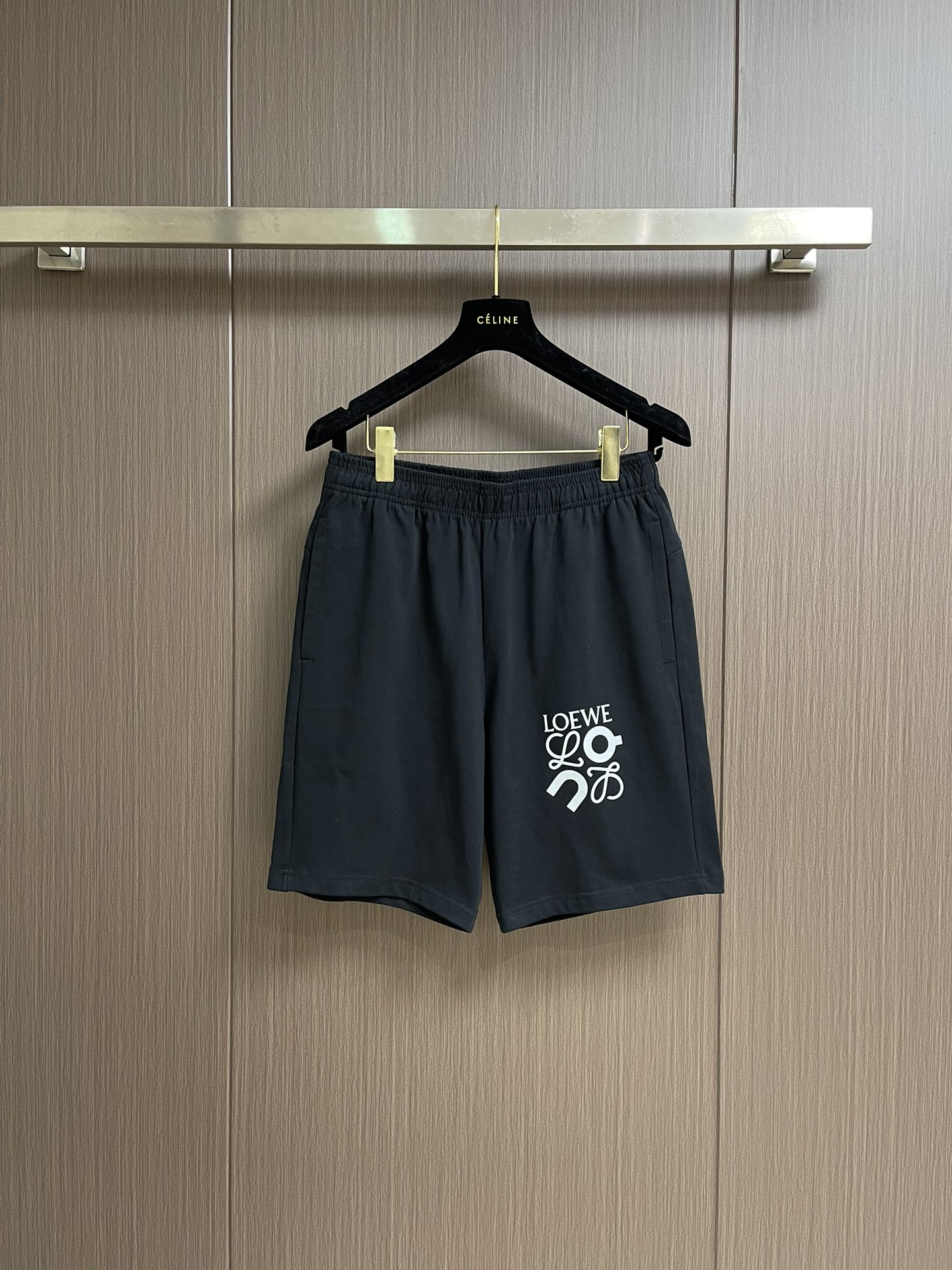 NO:461929,Loewe x on co-branded five-point shorts.  The same style as men and women, the combination is very high-end.  Exquisite brand graphic prints under the pocket.  Simple and advanced.  The waist is elastic.  Comfortable and pleasant.  The original hardware combination of suspended rope illuminates!  The fabric is made of custom original fabric.  Soft and soft. Size S-XXL, loewe, shorts, alexander wang19860909Loewe x on 联名款五分短裤．男女同款,搭配非常高级．口袋下方精致品牌图形印花．简单高级．腰头采用松紧设计．舒适宜人．吊绳原版五金搭配眼前一亮！面料采用定制原版布．手感软糯.尺码S-XXL,,loewe,shorts,alexander wang,Men's clothing