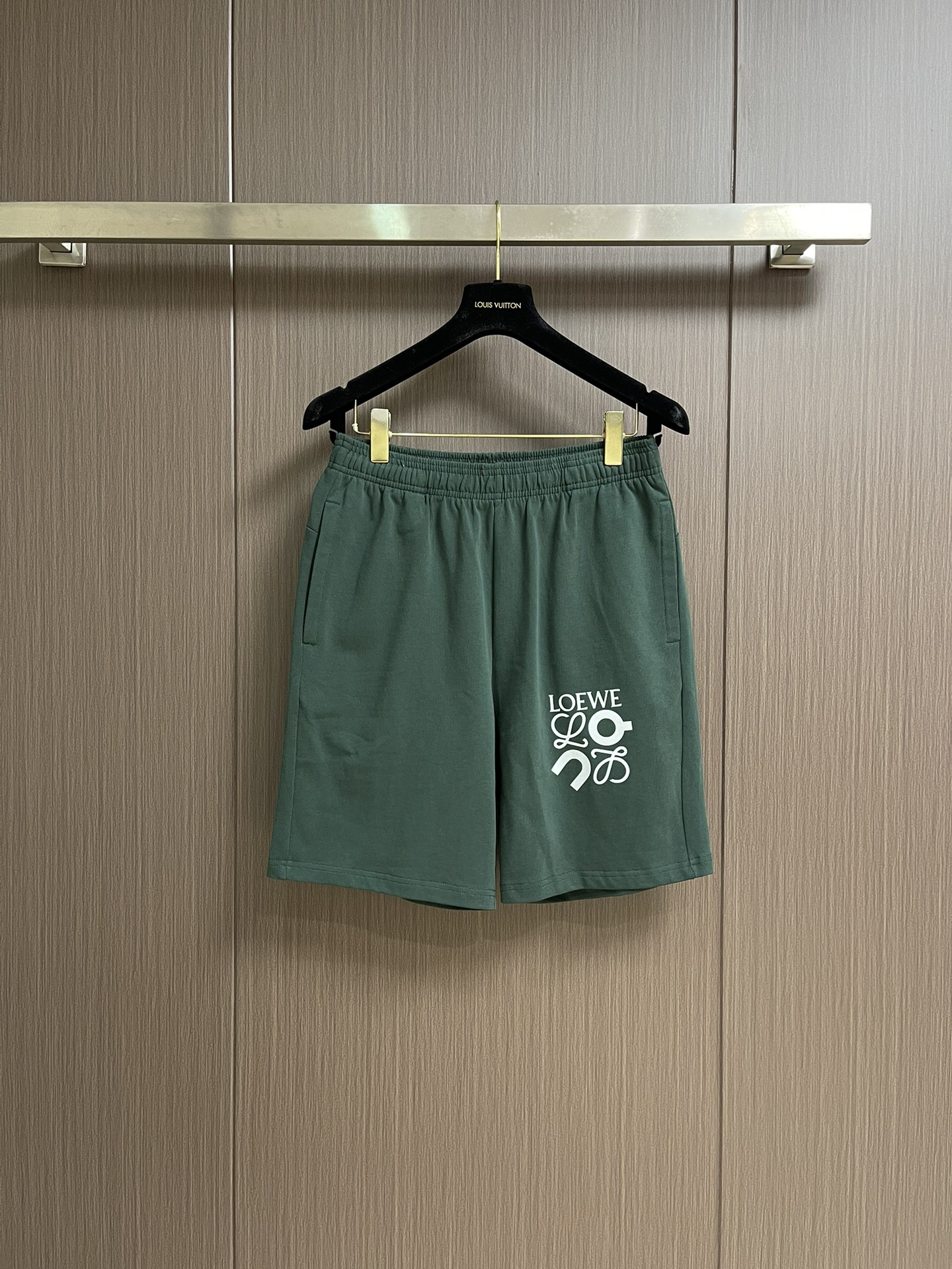 NO:441074,Loewe x on co-branded five-point shorts.  The same style as men and women, the combination is very high-end.  Exquisite brand graphic prints under the pocket.  Simple and advanced.  The waist is elastic.  Comfortable and pleasant.  The original hardware combination of suspended rope illuminates!  The fabric is made of custom original fabric.  Soft and soft. Size S-XXL, loewe, shorts, alexander wang19860909Loewe x on 联名款五分短裤．男女同款,搭配非常高级．口袋下方精致品牌图形印花．简单高级．腰头采用松紧设计．舒适宜人．吊绳原版五金搭配眼前一亮！面料采用定制原版布．手感软糯.尺码S-XXL,,loewe,shorts,alexander wang,Men's clothing