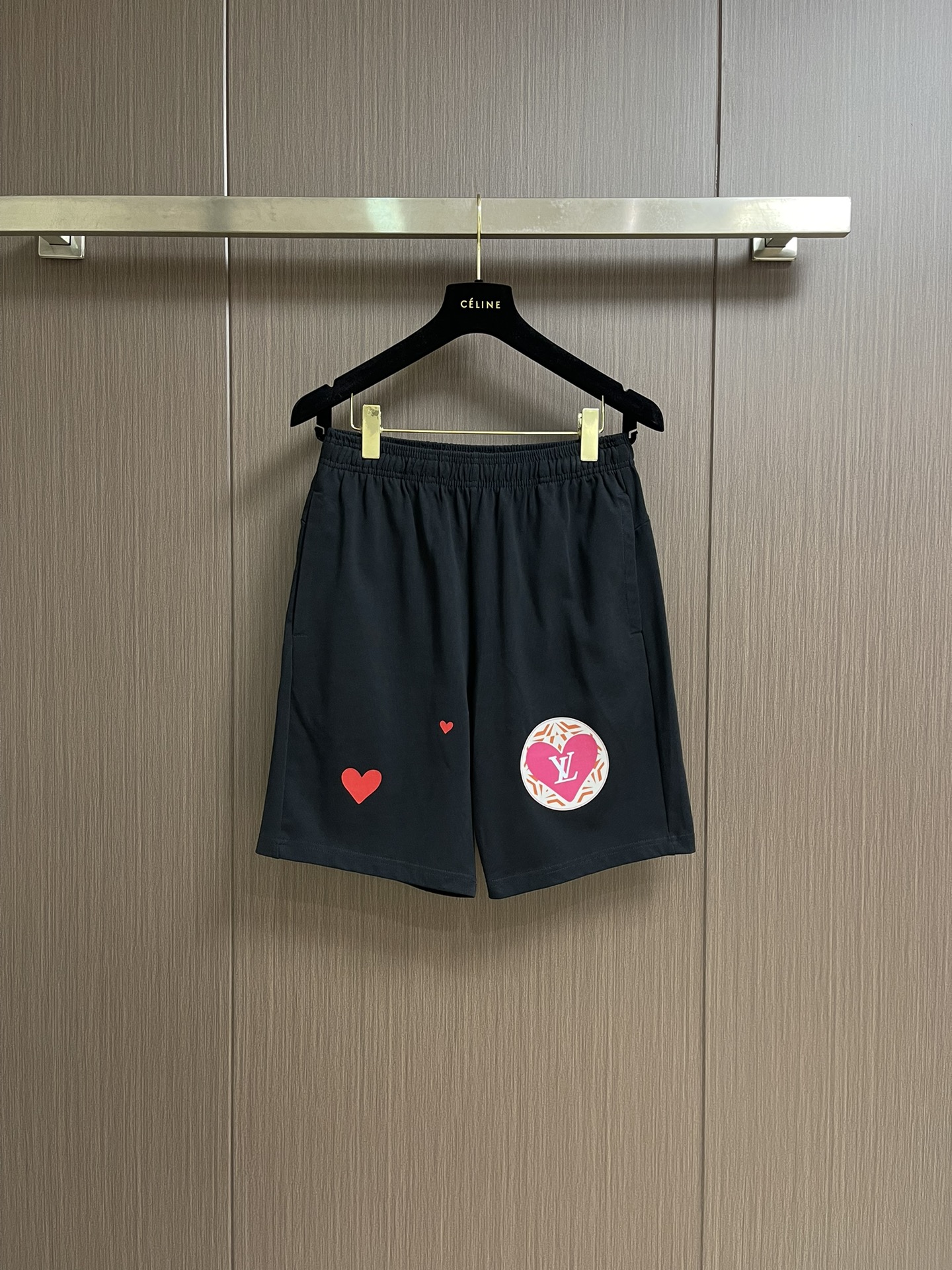 NO:473763,LV 2025s summer new love printed casual shorts!  High-end custom large wool coil pure cotton 380g fabric.  Breathable, elastic and comfortable, impeccable details, top-level auxiliary materials, original logo design concept for the front legs, delicate and soft feel!  Excellent upper body style. Size S-XXL, louis vuitton, shorts, alexander wang19860909LV 2025s夏季新款爱心印花休闲短裤！高级定制大毛线圈纯棉380g面料．透气弹力舒适度极高,细节无可挑剔,顶级辅料配备,腿前原版logo设计理念,手感细腻柔软！上身版型超赞.尺码S-XXL,,louis vuitton,shorts,alexander wang,Men's clothing