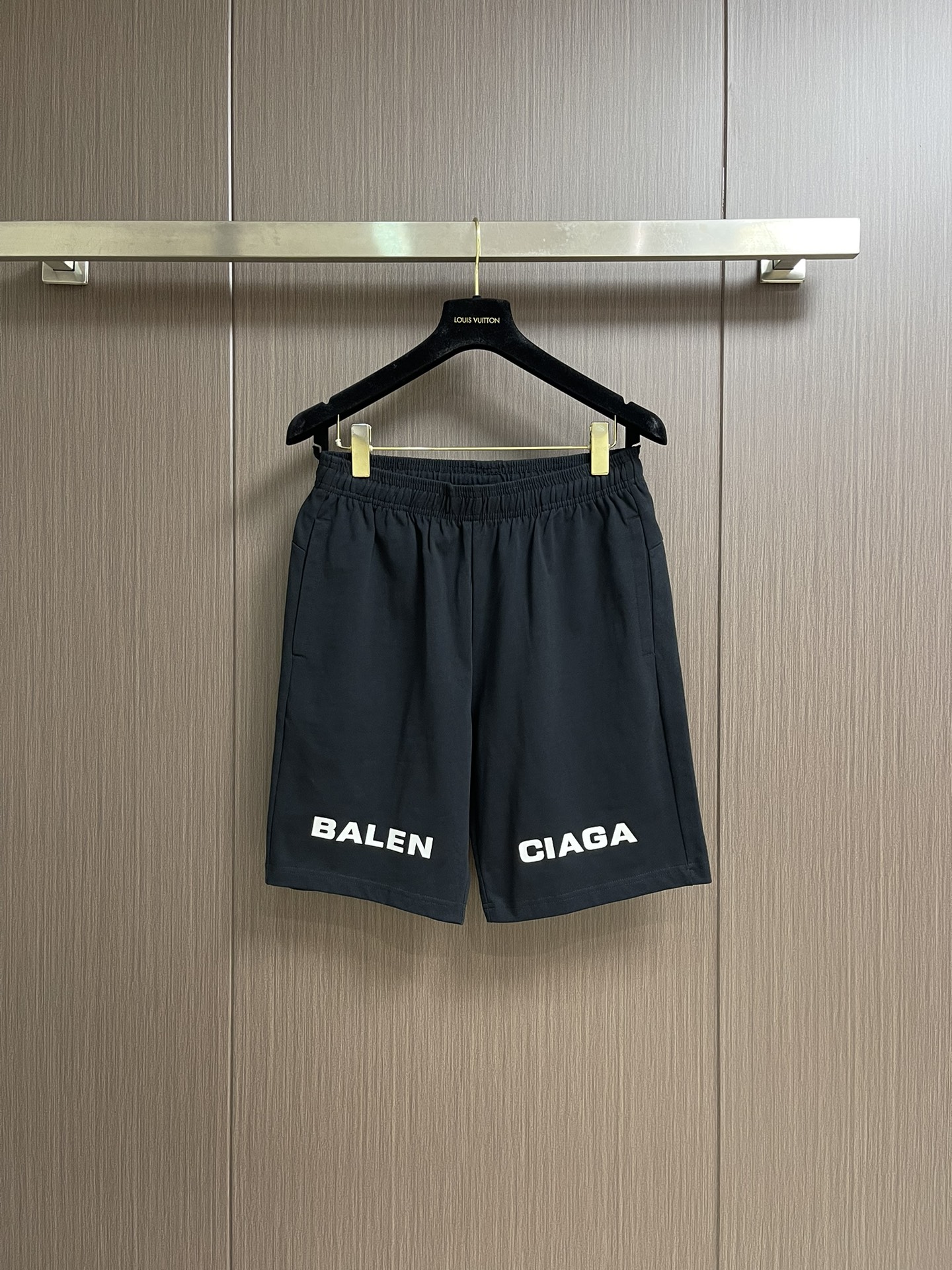 NO:461921,Balenciaga 2025ss classic five-point loose silhouette shorts, classic ceiling-level style, and a must-have for everyone!  !  The classic style is really about the details of the fabric!  !  Top-grade ordered dyed original beef tripe cotton dyed fabric!  !460g ultra-high gram weight ensures the skin-friendly performance of the fabric!  !  The environmentally friendly original version is consistent and meticulously printed, with perfect small details meticulous!  Size S-XXL, balenciaga, shorts, alexander wang19860909Balenciaga 2025ss经典款五分宽松廓形短裤,天花板级别的经典款,万年青短裤人手必入！！经典的款实打实就是玩面料细节！！顶级订染原版牛肚棉染色面料！!460g超高克重同时保证了面料的亲肤性能！！环保原版一致缜密小印花,完美小细节一丝不苟！尺码S-XXL,,balenciaga,shorts,alexander wang,Men's clothing
