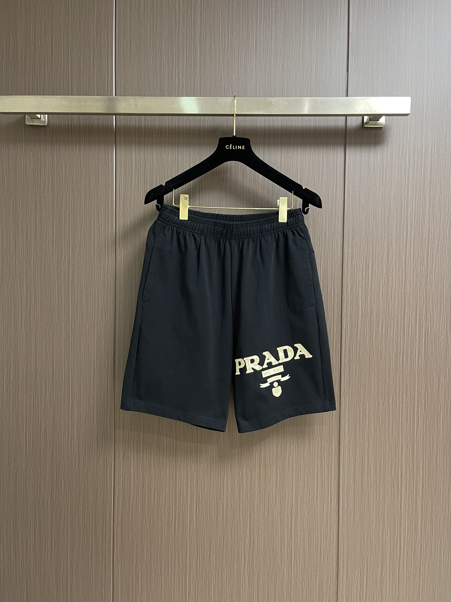 NO:437522,Prada printed logo casual shorts, refreshing and breathable. The iconic Prada logo is embellished on the trousers, and the three-dimensional cut is cleverly integrated on the sides to add layering and dynamic. Thick plate printing uses thick plate printing machine to convert the design pattern into a printable template. Size S-XXL, prada, shorts, alexander wang19860909Prada 印花标识休闲短裤,清爽透气.标志性Prada Logo点缀于裤身,侧边巧妙融入的立体剪裁,增添层次与动感.厚板印花,利用厚板印胶机,将设计图案转化为可印刷的模板.尺码S-XXL,,prada,shorts,alexander wang,Men's clothing