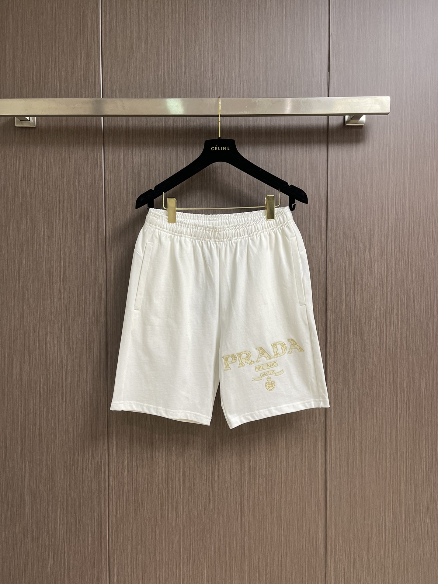 NO:473769,Prada printed logo casual shorts, refreshing and breathable. The iconic Prada logo is embellished on the trousers, and the three-dimensional cut is cleverly integrated on the sides to add layering and dynamic. Thick plate printing uses thick plate printing machine to convert the design pattern into a printable template. Size S-XXL, prada, shorts, alexander wang19860909Prada 印花标识休闲短裤,清爽透气.标志性Prada Logo点缀于裤身,侧边巧妙融入的立体剪裁,增添层次与动感.厚板印花,利用厚板印胶机,将设计图案转化为可印刷的模板.尺码S-XXL,,prada,shorts,alexander wang,Men's clothing