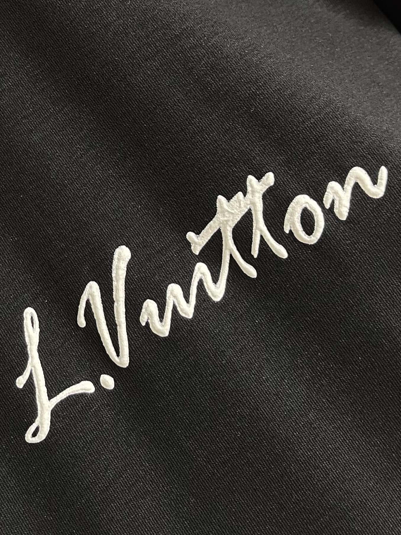 חולצת טי שירט שרוול קצר לגבר מכותנה מבית Louis Vuitton עם לוגו מודפס 6 i1751294520 4629 8
