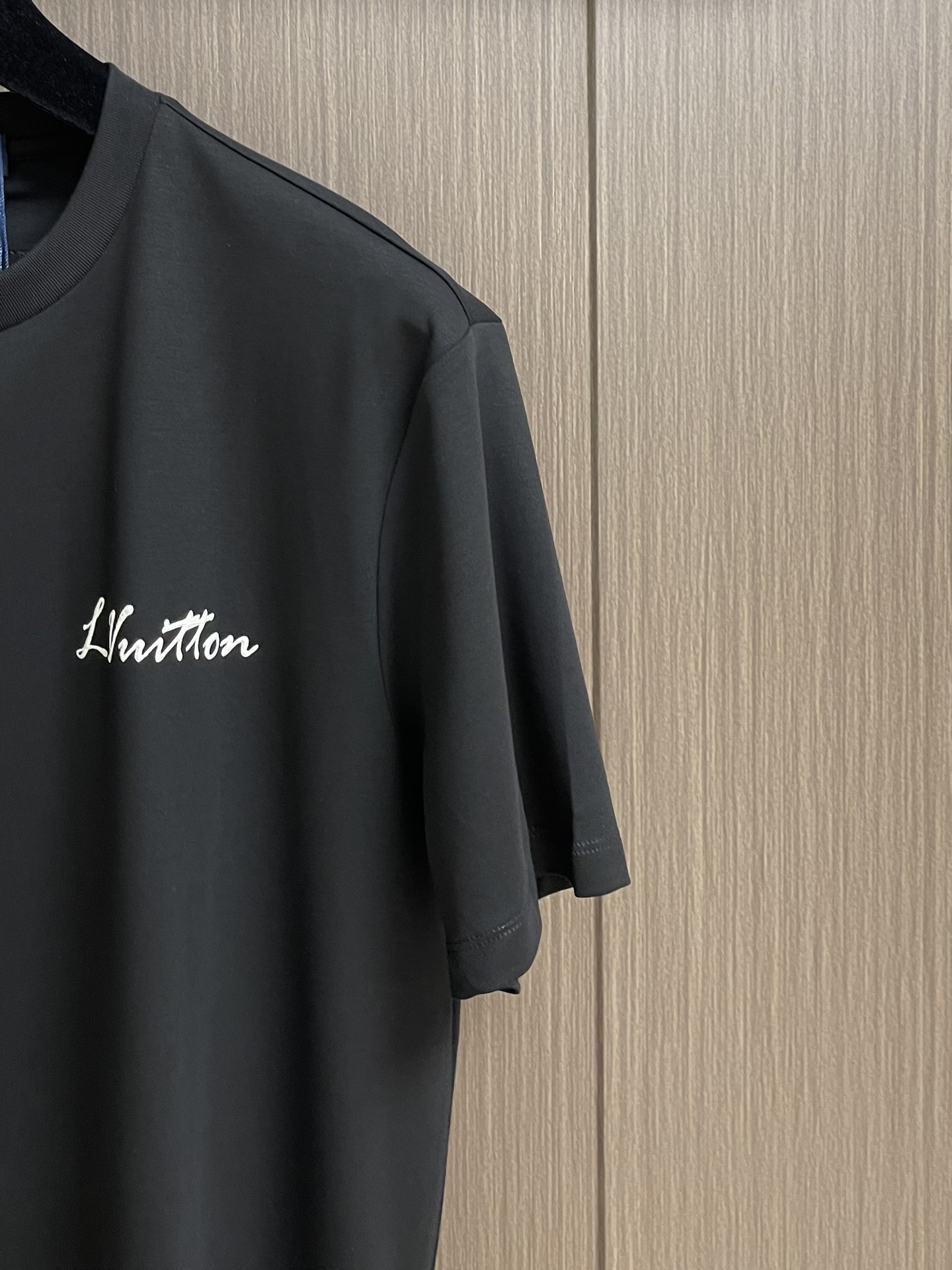 חולצת טי שירט שרוול קצר לגבר מכותנה מבית Louis Vuitton עם לוגו מודפס 5 i1751294520 618 6