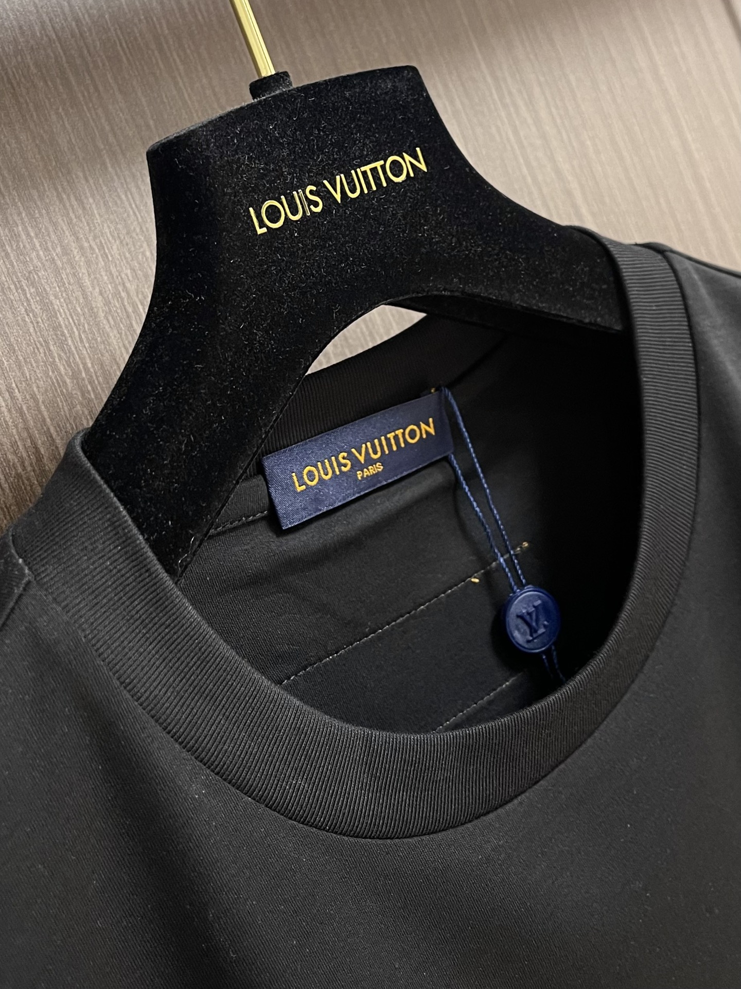 חולצת טי שירט שרוול קצר לגבר מכותנה מבית Louis Vuitton עם לוגו מודפס 7 i1751294523 8737 0