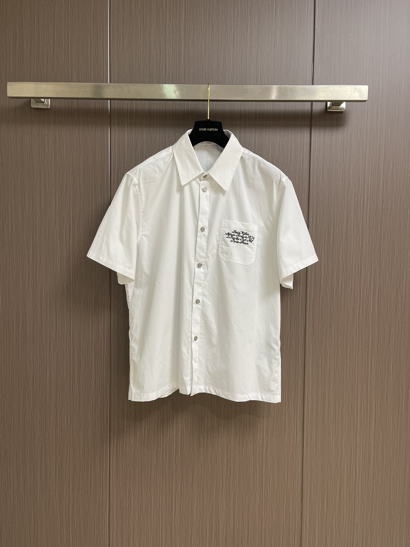 NO:441090,LV x Nigo co-branded short-sleeved shirt, this is the third season of NIGO co-branded short-sleeved shirt with an open collar design, which brings a refreshing accent. It is made of cotton pattern, patch pockets on the chest, embroidered letter patterns, and behind it is the cherry blossom snow mountain embroidery process, paired with drawstring pants, creating a fresh and trendy flavor. Size. S-XL,,louis vuitton,shirts,T-shirt,alexander wang19860909LV x Nigo联名短袖衬衫,这是第三季NIGO联名短袖衬衫采用开领设计,是日常和休闲造型带来了清爽点口音,它由棉纹布制成,胸前的贴袋,刺绣字母图案,背后是樱花雪山刺绣工艺,搭配抽绳裤,打造出清新潮流风的风味.尺码.S-XL,,louis vuitton,shirts,T-shirt,alexander wang,Men's clothing