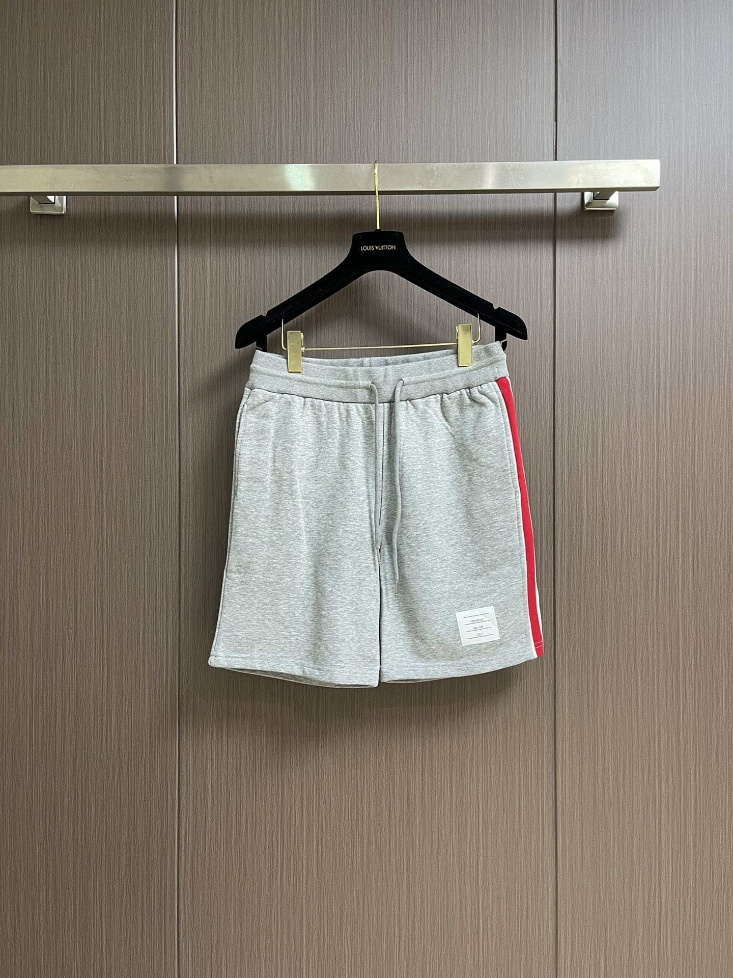 NO:441079,Thom Browne TB casual shorts, customized original grade cotton fabric, wash-up styling, left precision stamp decoration details, side brand logo three-color strip decoration, all details are in place, quality sense is instantly displayed Size S-XL, shorts, alexander wang19860909Thom Browne TB 休闲短裤,定制原版级纯棉面料,洗水定型,左侧精密仔章装饰细节 侧边品牌标志三色彩条装饰,所有细节到位品质感立现 尺码S-XL,,shorts,alexander wang,Men's clothing
