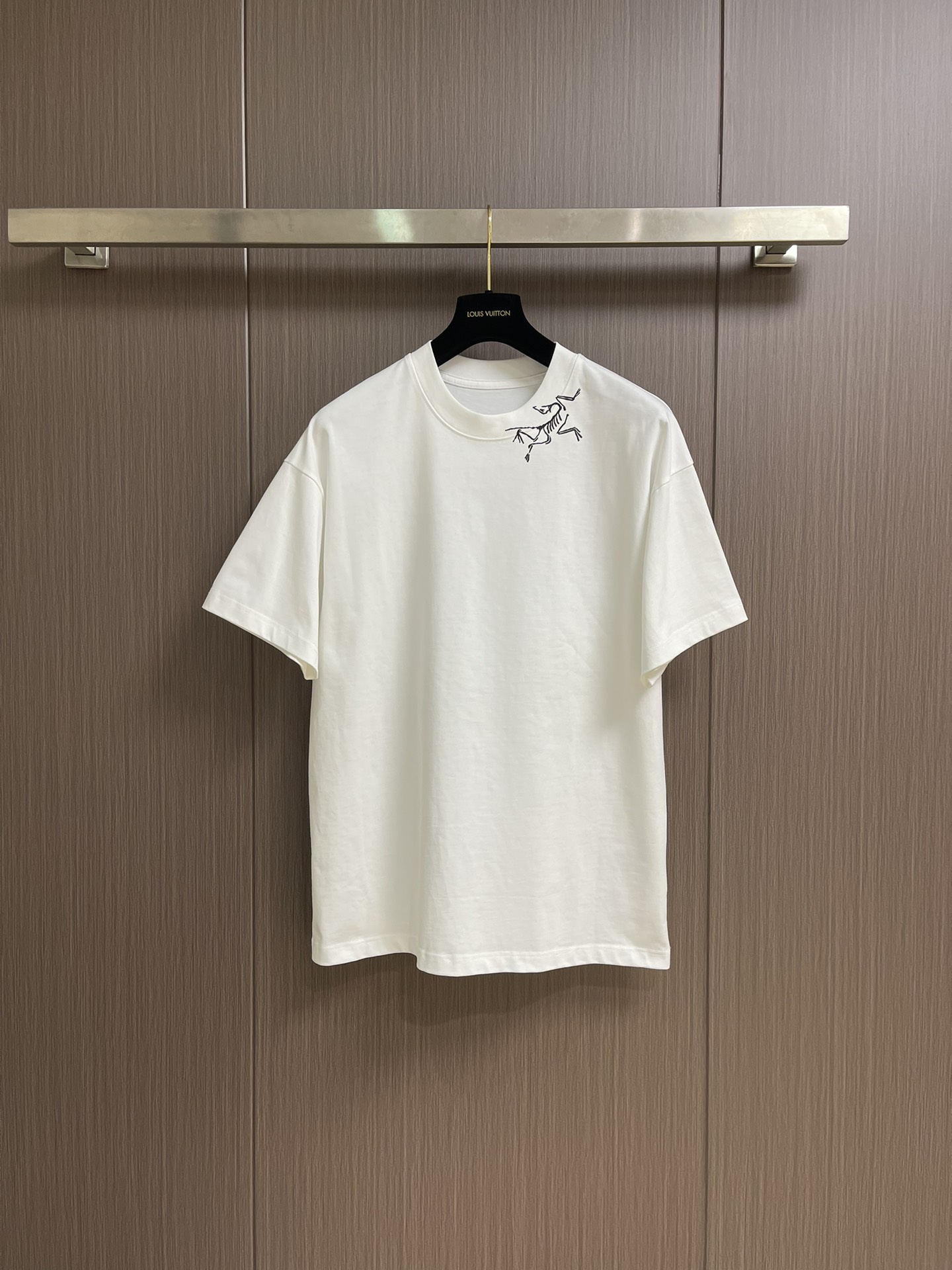 NO:475858,Arcteryx logo printed round neck loose American retro short-sleeved T-shirt. The fabric is made of 40 260g double yarn fabric. The upper body is stylish and has an invincible texture. It is definitely a short-sleeved T-shirt with extremely high cost performance. It is comfortable and breathable, medium thickness. Excellent stretchability, washing resistance, three-dimensionality, simple and handsome, and does not choose the styles worn by people of the age group. Whoever wears them is more handsome, and the original skills are smooth. Size M-3XL, arc'teryx, T-shirt,tees, t-shirt, alexander wang19860909Arcteryx 始祖鸟 logo印花圆领宽松美式复古短袖t恤 面料采用40支260g双纱面料,上身有型,质感无敌,绝对属于性价比极高的一款短袖t恤,舒适透气厚度中等 优良的伸缩性,耐洗性,立体感十足,版型简洁帅气,不挑年龄段人穿的款式、谁穿谁好帅气,原厂技艺流畅.尺码M-3XL,arc'teryx,T-shirt,tees，t-shirt,alexander wang,Men's clothing