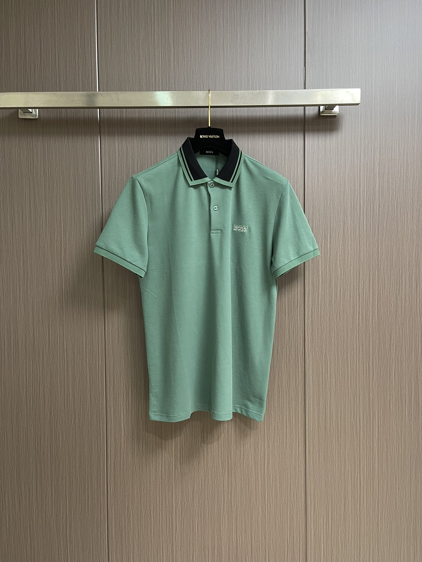 NO:475892,Boss double-strand mercerated bead mesh floor fabric lapel polo shirt, 50s double-strand mercerated bead mesh floor fabric, complex fabric craftsmanship, smooth surface, good feel, good breathability, cool and comfortable upper body. The chest logo, high-end and atmospheric. Size M-XXL,,alexander wang19860909Boss 双股丝光珠网眼地面料翻领polo衫,50s双股丝光珠地网眼面料,面料工艺复杂,表面光滑,手感好.透气性好,上身凉爽舒适.胸前仔章logo,高档大气.尺码M-XXL,,alexander wang,Men's clothing