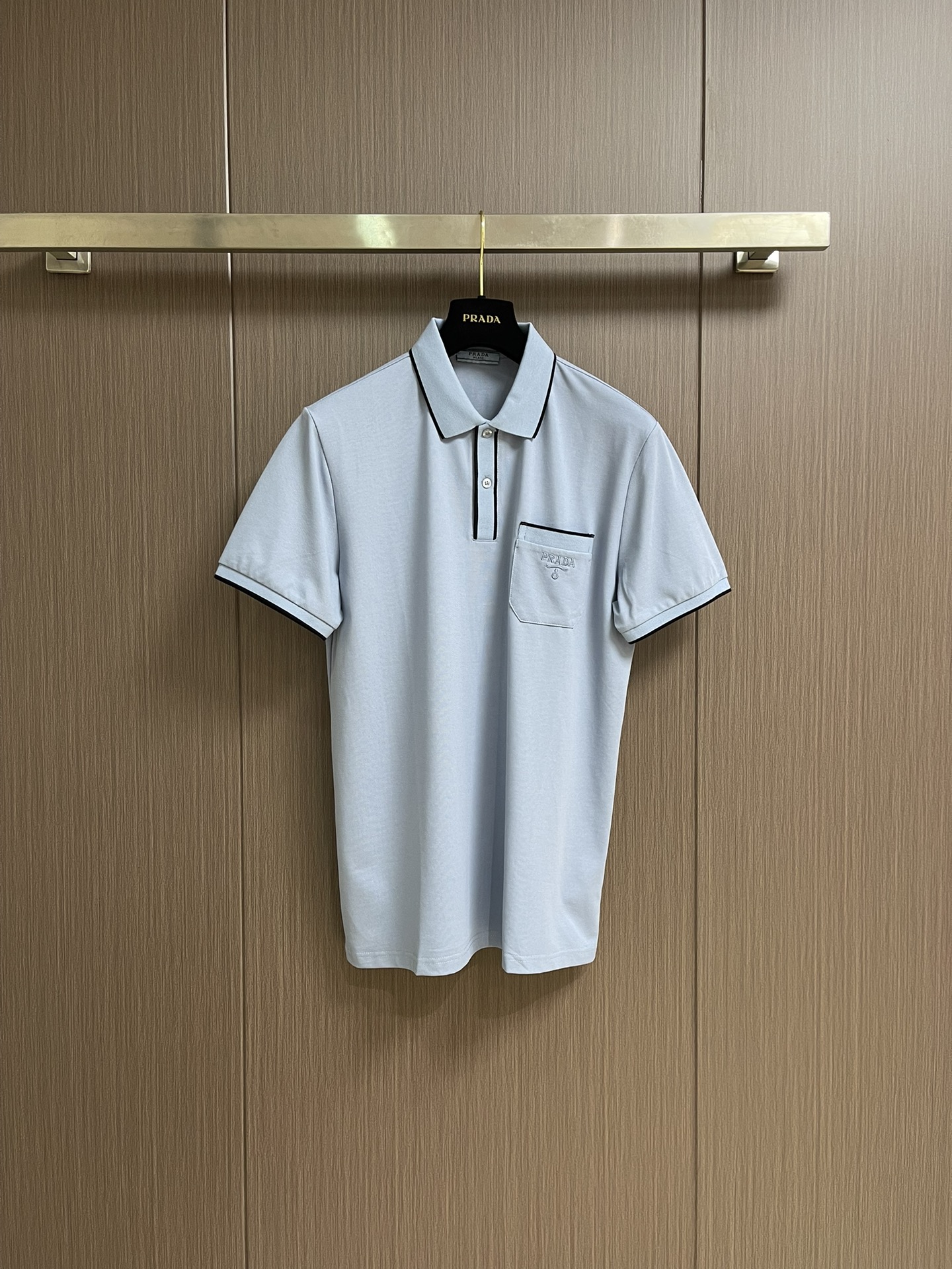 Elegante Polo Prada de Manga Corta para Hombre - Diseño Clásico y Confort