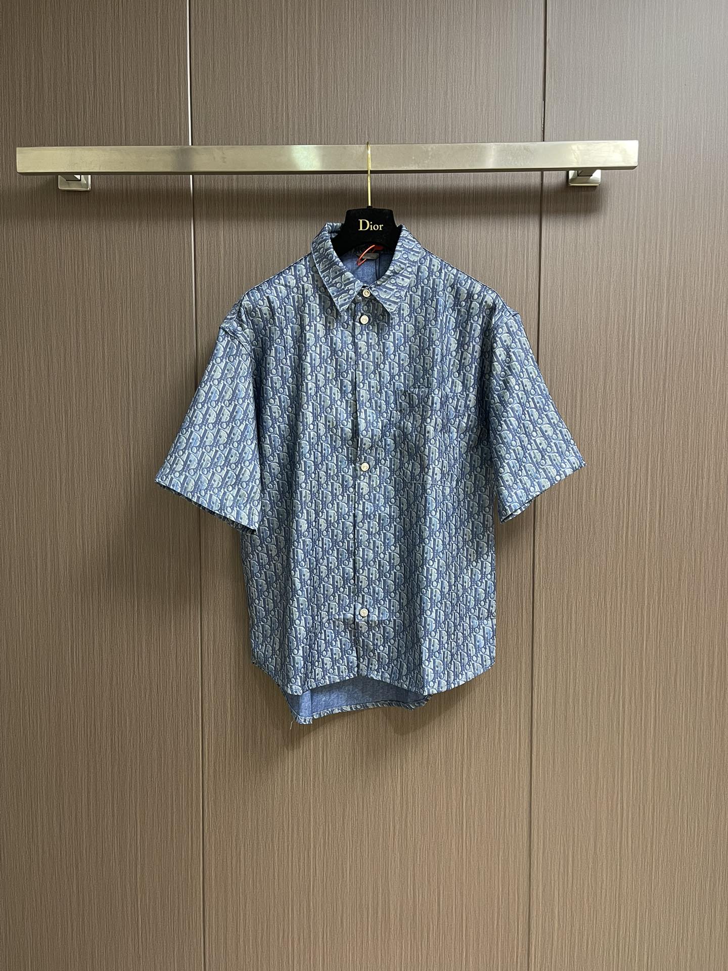 NO:475903,Dior Oblique full-print short-sleeved shirt, customized cloud brocade soft cotton interwoven, full texture, comfortable skin, deep blues as canvas, iconic letter patterns, decorate the same color Oblique print and shirt blend together, like natural success, flowing on the lace of clothes like art, highlighting the noble temperament of the brand, interpreting fashion with color, showing personality with taste, Digital printing technology adopts digital pattern design, prints the pattern directly on the fabric through inkjet printer, realizes full-print Dior Oblique work Transition natural pattern clear. Size 38-39-40-41 S-XL,,dior,shirts,T-shirt,alexander wang19860909Dior Oblique 满印短袖衬衫,定制云锦柔棉交织料 质感十足 舒适贴肤 以深邃蓝调为画布 挥洒标志性字母纹样 饰以同色调Oblique印花与衬衫融为一体 宛如天成 如同艺术般流淌于衣襟 彰显品牌高贵气质 以色彩诠释时尚 以品味彰显个性 数码印花技术 采用数字化图案设计 通过喷墨打印机将图案直接印制在织物上 实现满印Dior Oblique 作业 过渡自然 图案清晰.尺码38-39-40-41 S-XL,,dior,shirts,T-shirt,alexander wang,Men's clothing