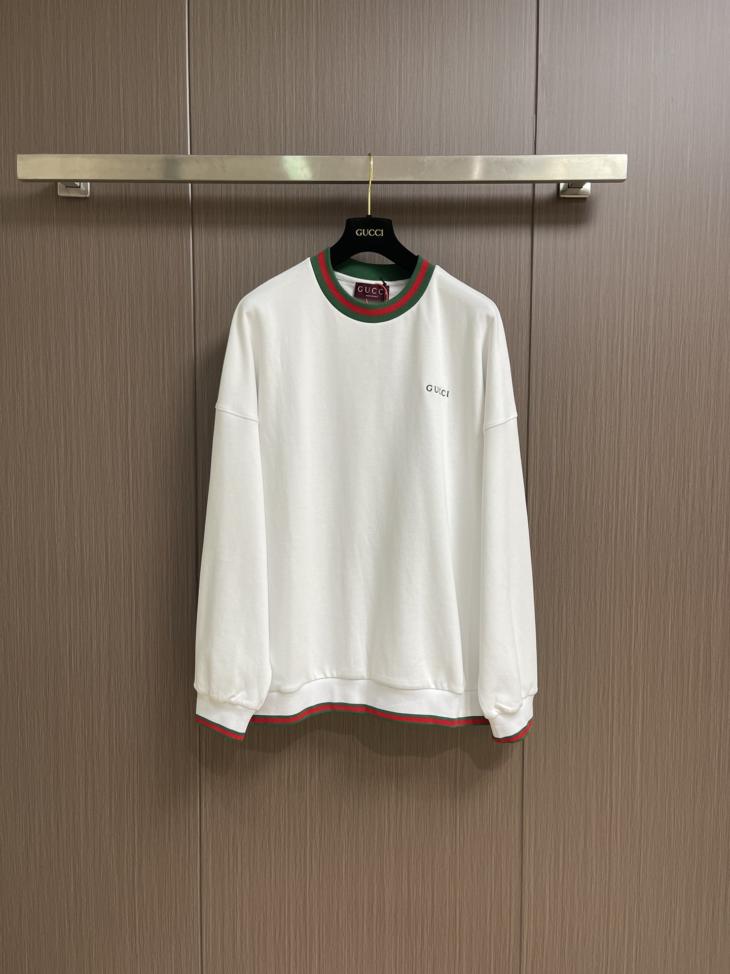 NO:475923,Gucci 2025FW new webbing embroidered sweatshirt, customized cloud soft bead linen cotton material, soft and comfortable skin, white base, pure and elegant, iconic GUCCI embroidery embroidery embroidery on the chest, low-key and powerful, carefully outlined striped webbing piping as the finishing touch, achieve perfect visual balance in harmony, with shoulder-falling design to highlight a new height of fashion, create a unique urban yuppie image, adopt imported machine embroidery technology, use advanced computer control systems and precision mechanical components to achieve GUCCI embroidery operation, high precision, smooth and delicate lines. Size S-XL, gucci, hoodie, sweatshirts, alexander wang19860909Gucci 2025FW新款织带刺绣卫衣,定制云柔珠麻棉料 轻柔绵软 舒适贴肤 白色基底 纯净高雅 标志性GUCCI刺绣点缀胸前 低调而有力 精心勾勒的条纹织带滚边为点睛之笔 在和谐中达到完美的视觉平衡以落肩设计彰显时尚新高度 塑造别具一格的都市雅痞形象,采用进口机刺绣工艺 使用先进的计算机控制系统和精密的机械部件实现GUCCI刺绣作业 精度高 线条流畅而细腻.尺码S-XL,,gucci,hoodie,sweatshirts,alexander wang,Men's clothing