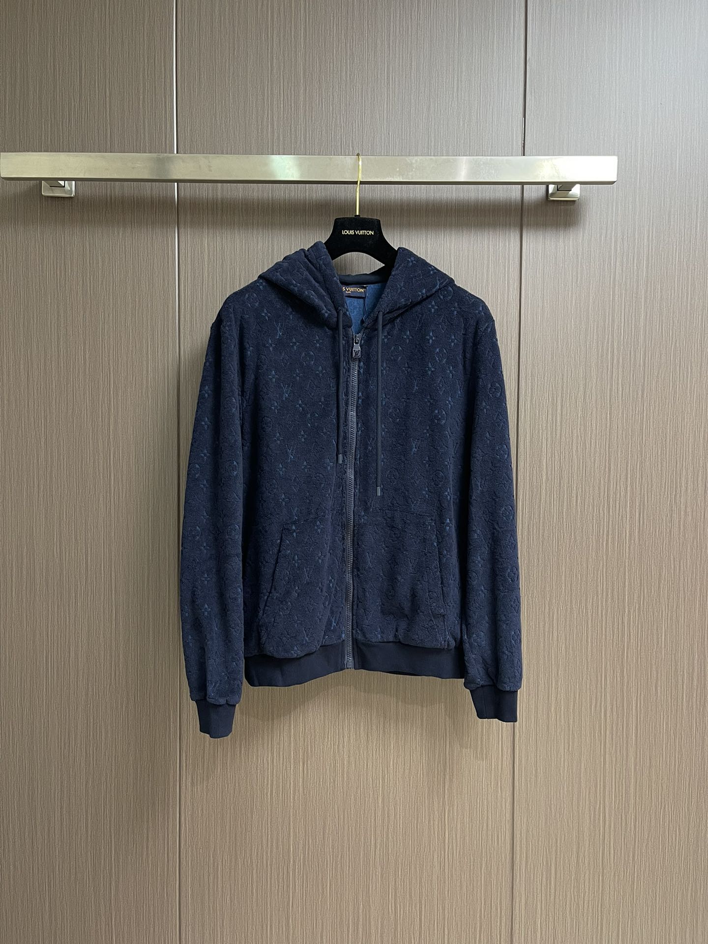 NO:475899,LV 2025SS new cotton-blend wool jacquard zipper jacket, made of soft French terry cloth, comfortable and exquisite, a cotton-blend fabric that relaxes after beach vacation, is decorated with Monogram embossed pattern in the same color, which is particularly eye-catching. Size S-XL,,louis vuitton, jackets & coats,alexander wang19860909LV 2025SS新款棉混纺毛圈提花拉链外套,采用柔软的法国毛圈布制成,舒适精致,海滩度假后放松身心的理棉混纺面料,通体饰有同色系Monogram压纹图案,格外醒目.尺码S-XL,,louis vuitton,jackets & coats,alexander wang,Men's clothing